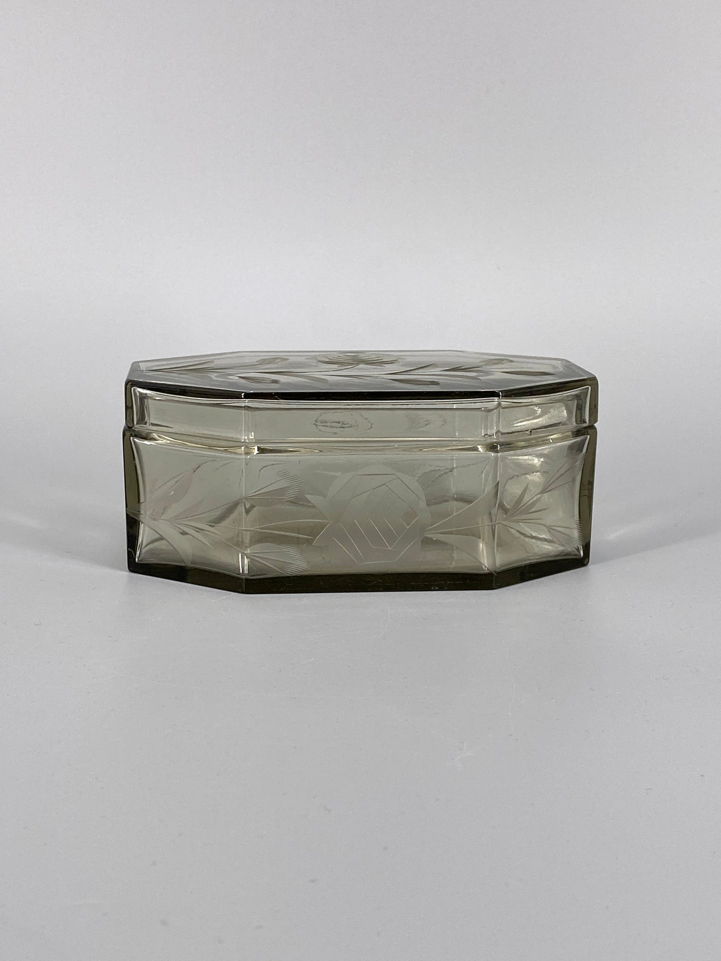 antike, geschliffene Art Deco Schatulle aus Rauchglas mit Rosen