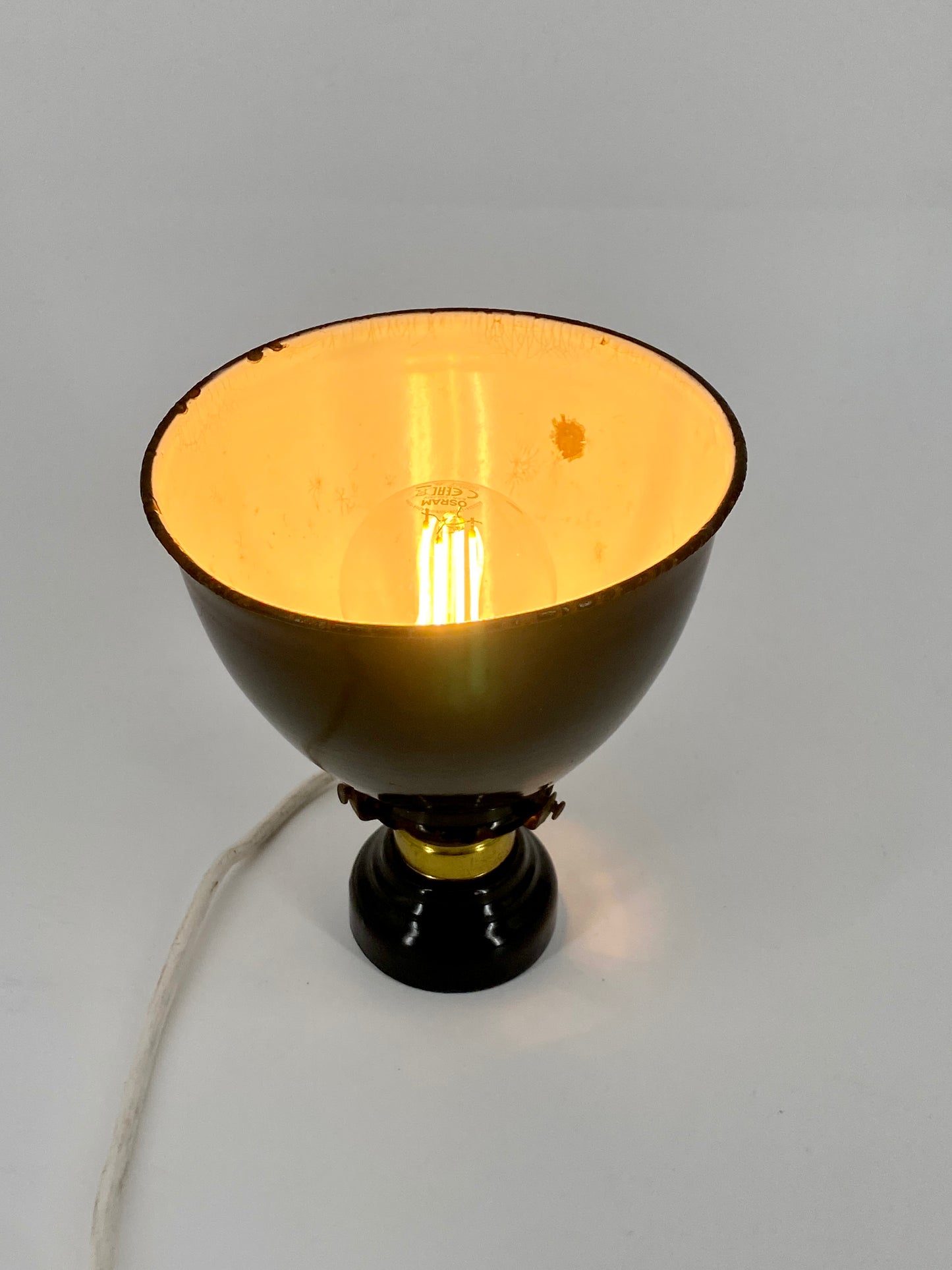 Bauhaus Decken- oder Wandlampe aus Emaille mit Keramiksockel