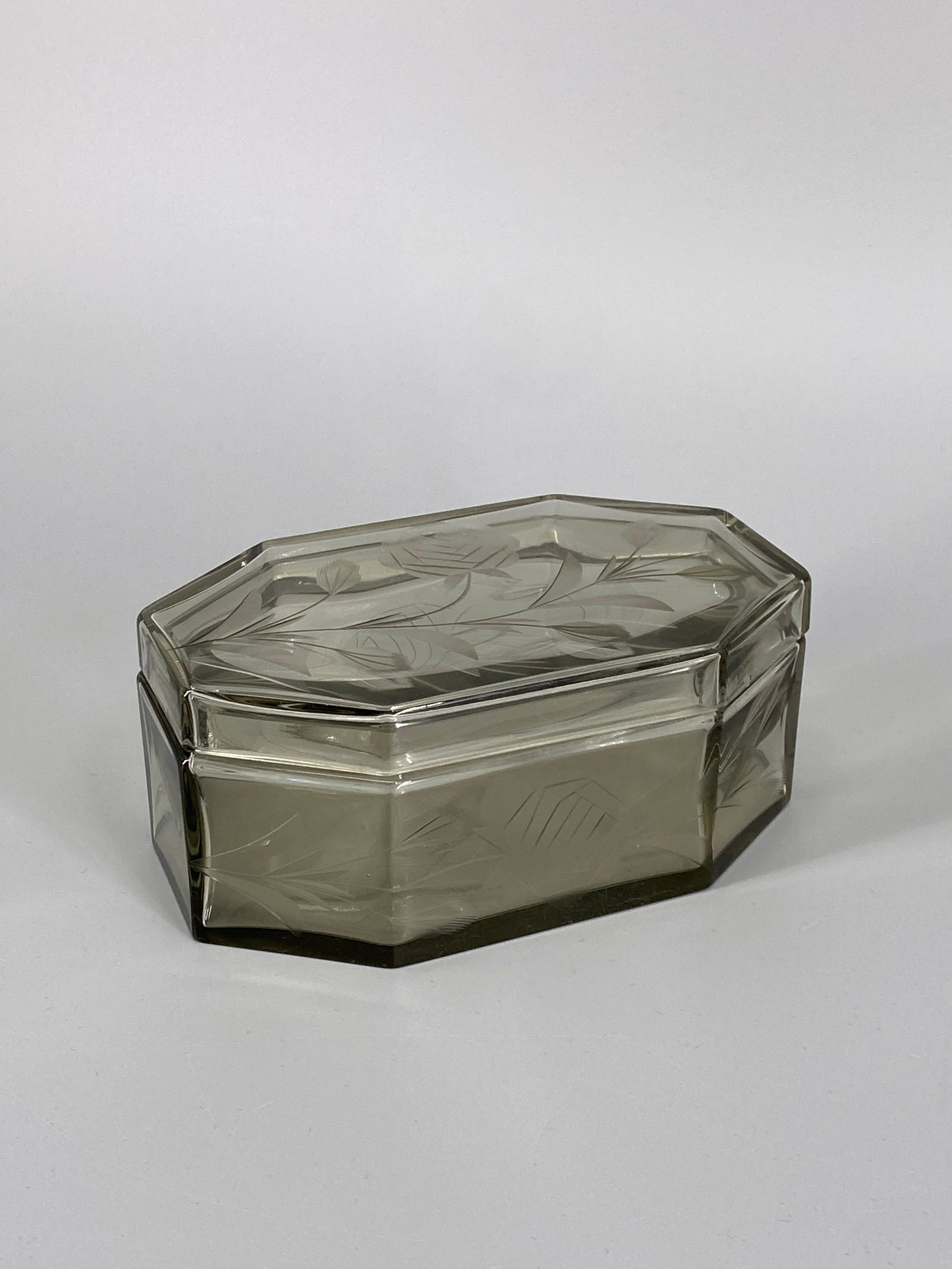 antike, geschliffene Art Deco Schatulle aus Rauchglas mit Rosen