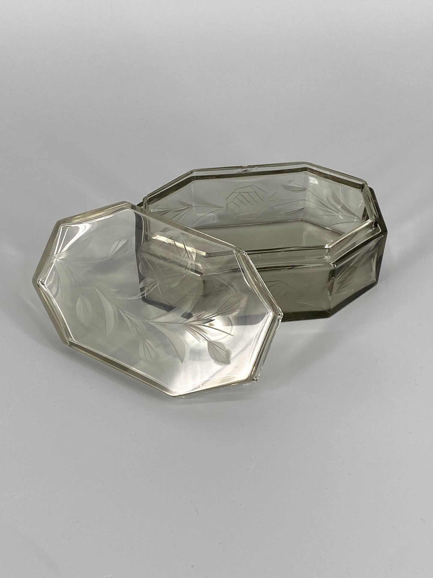 antike, geschliffene Art Deco Schatulle aus Rauchglas mit Rosen