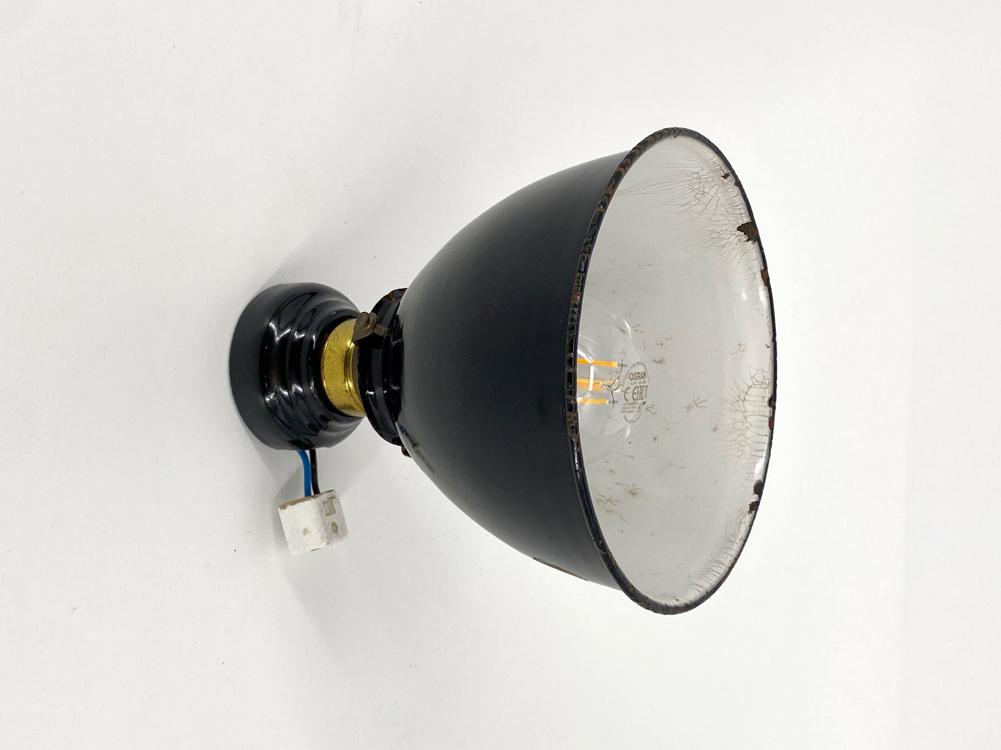 Bauhaus Decken- oder Wandlampe aus Emaille mit Keramiksockel