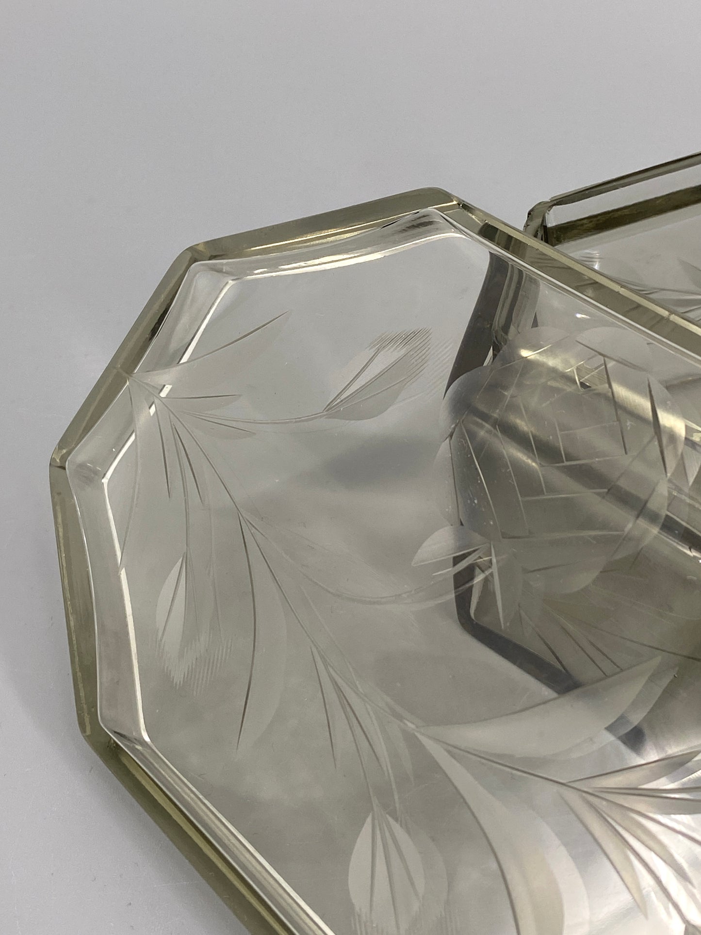 antike, geschliffene Art Deco Schatulle aus Rauchglas mit Rosen