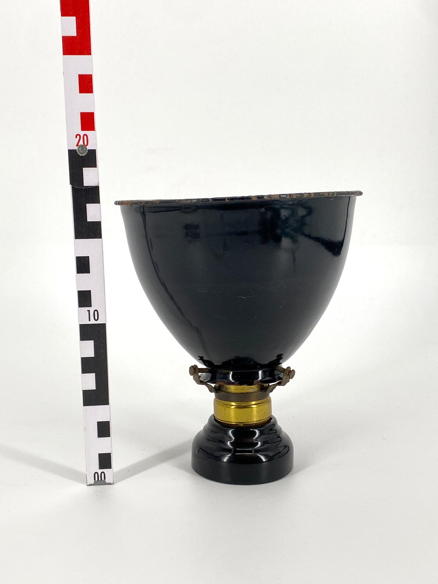 Bauhaus Decken- oder Wandlampe aus Emaille mit Keramiksockel