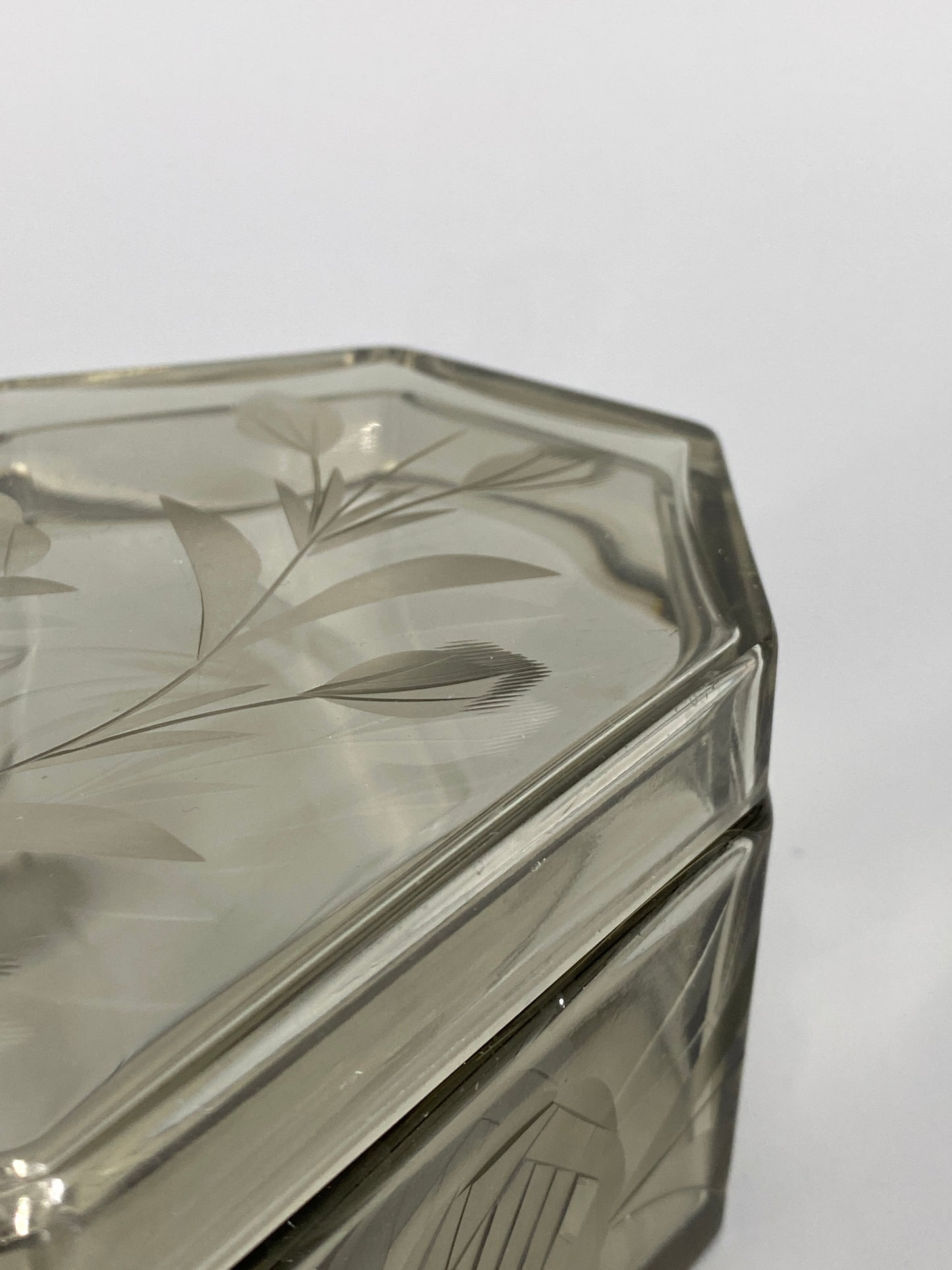 antike, geschliffene Art Deco Schatulle aus Rauchglas mit Rosen