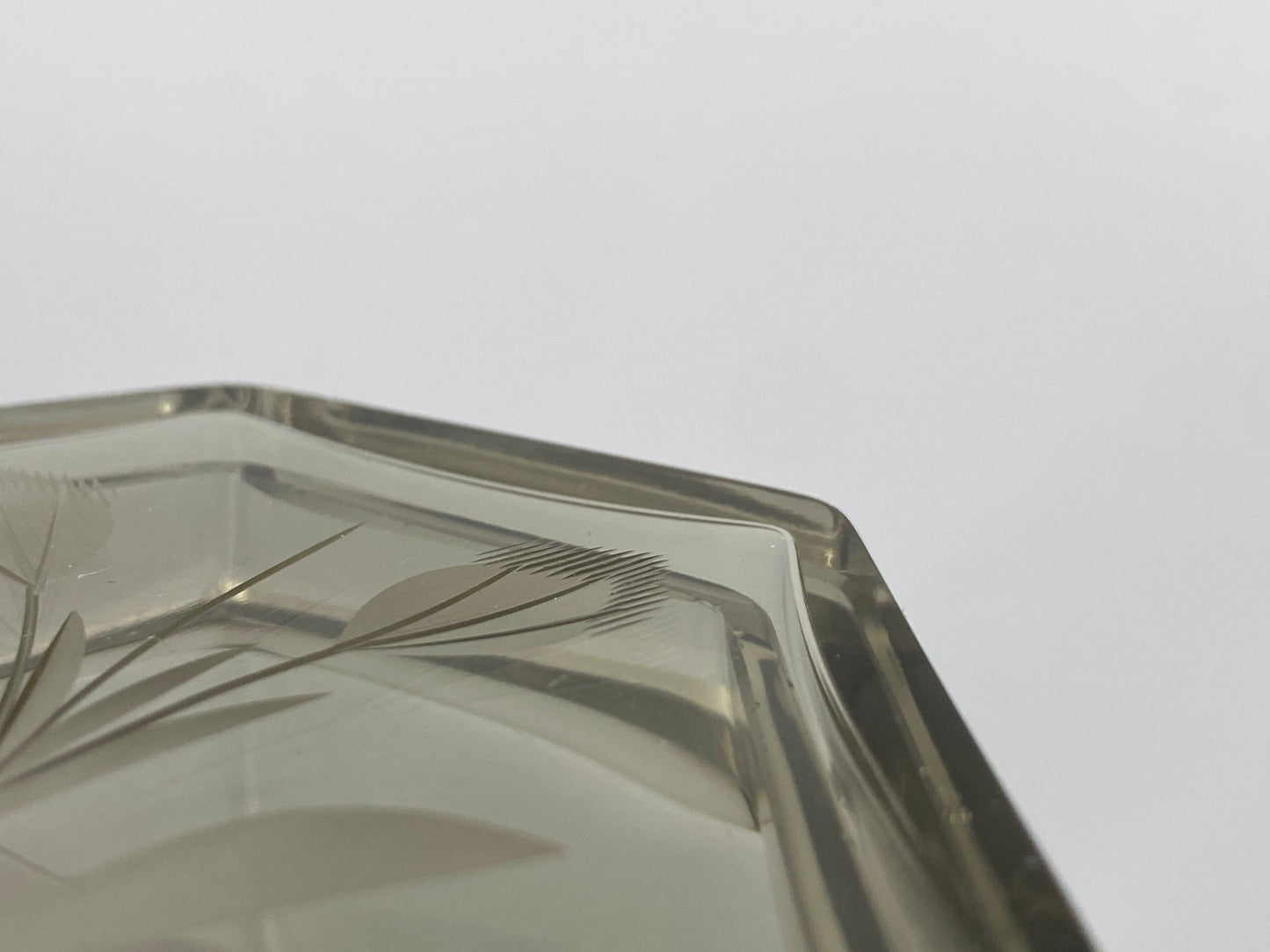 antike, geschliffene Art Deco Schatulle aus Rauchglas mit Rosen