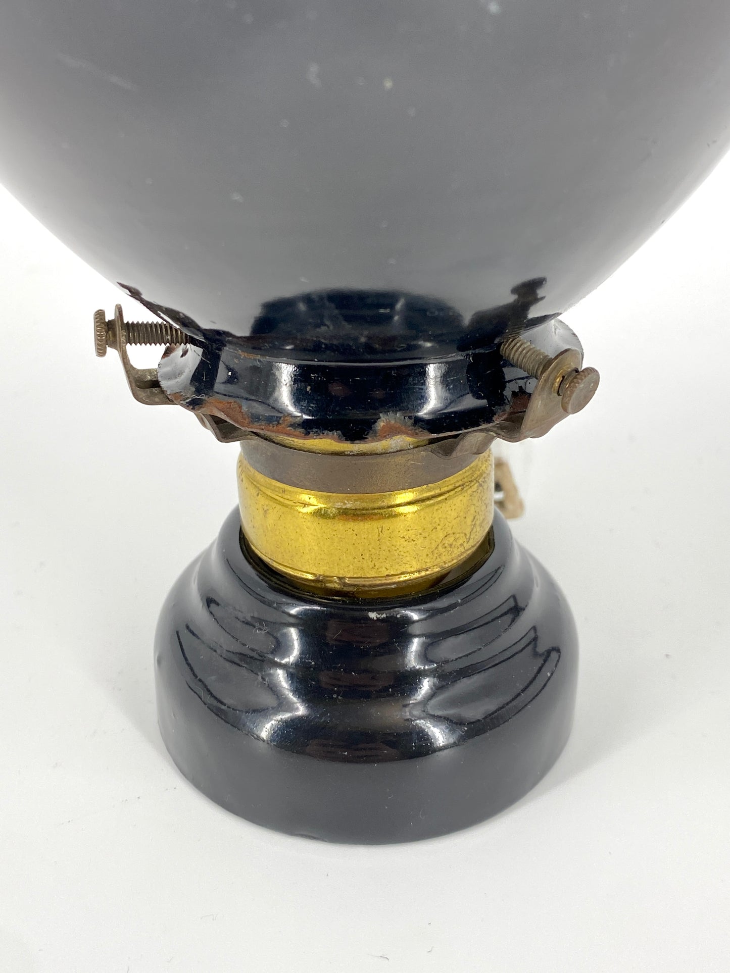 Bauhaus Decken- oder Wandlampe aus Emaille mit Keramiksockel