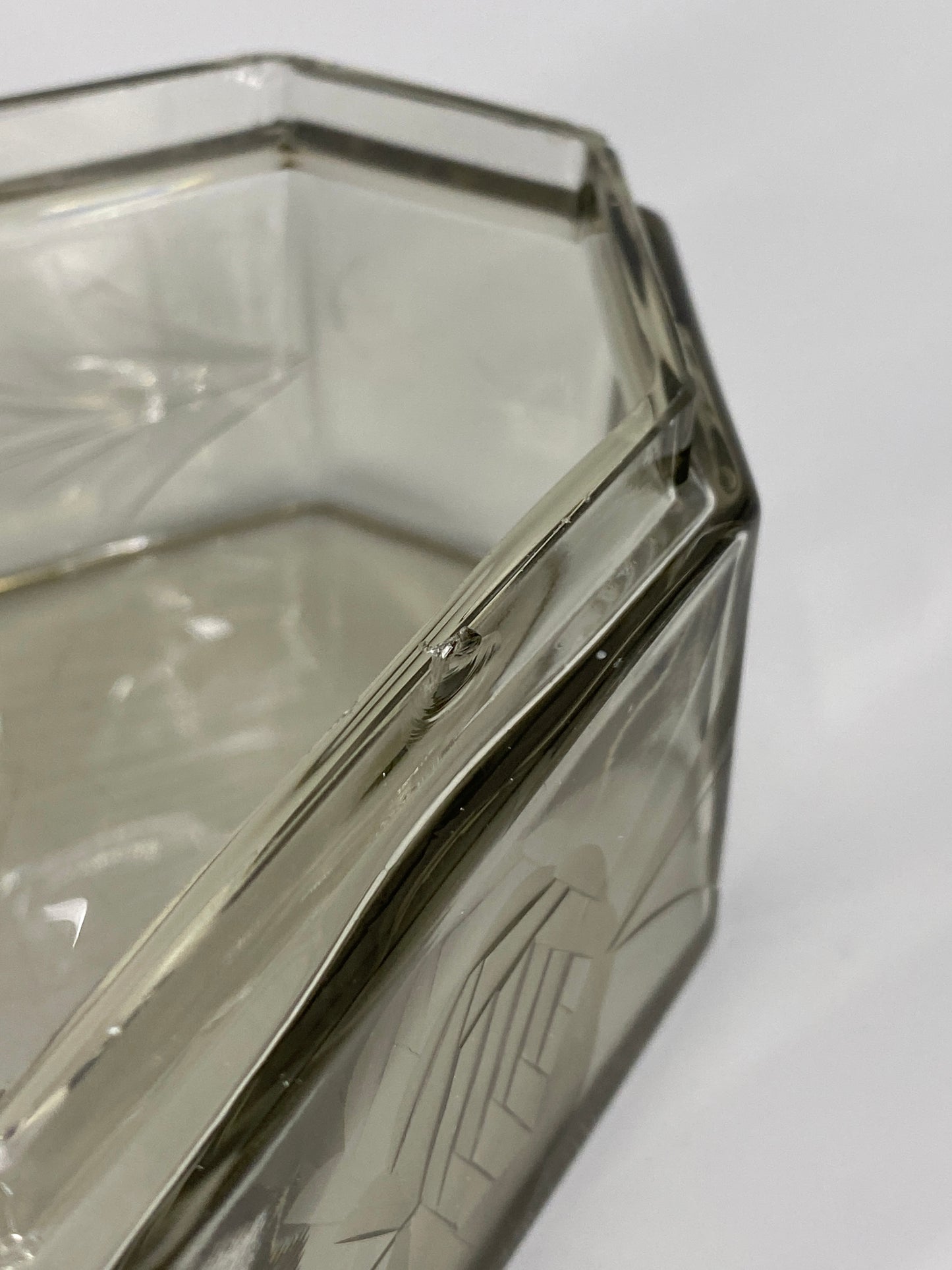 antike, geschliffene Art Deco Schatulle aus Rauchglas mit Rosen