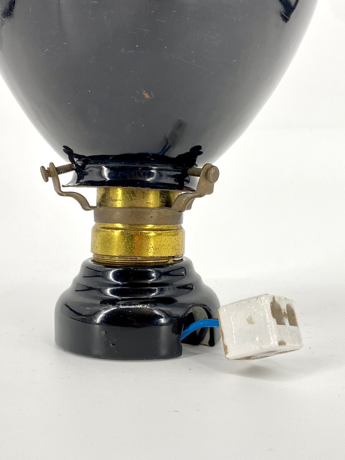 Bauhaus Decken- oder Wandlampe aus Emaille mit Keramiksockel