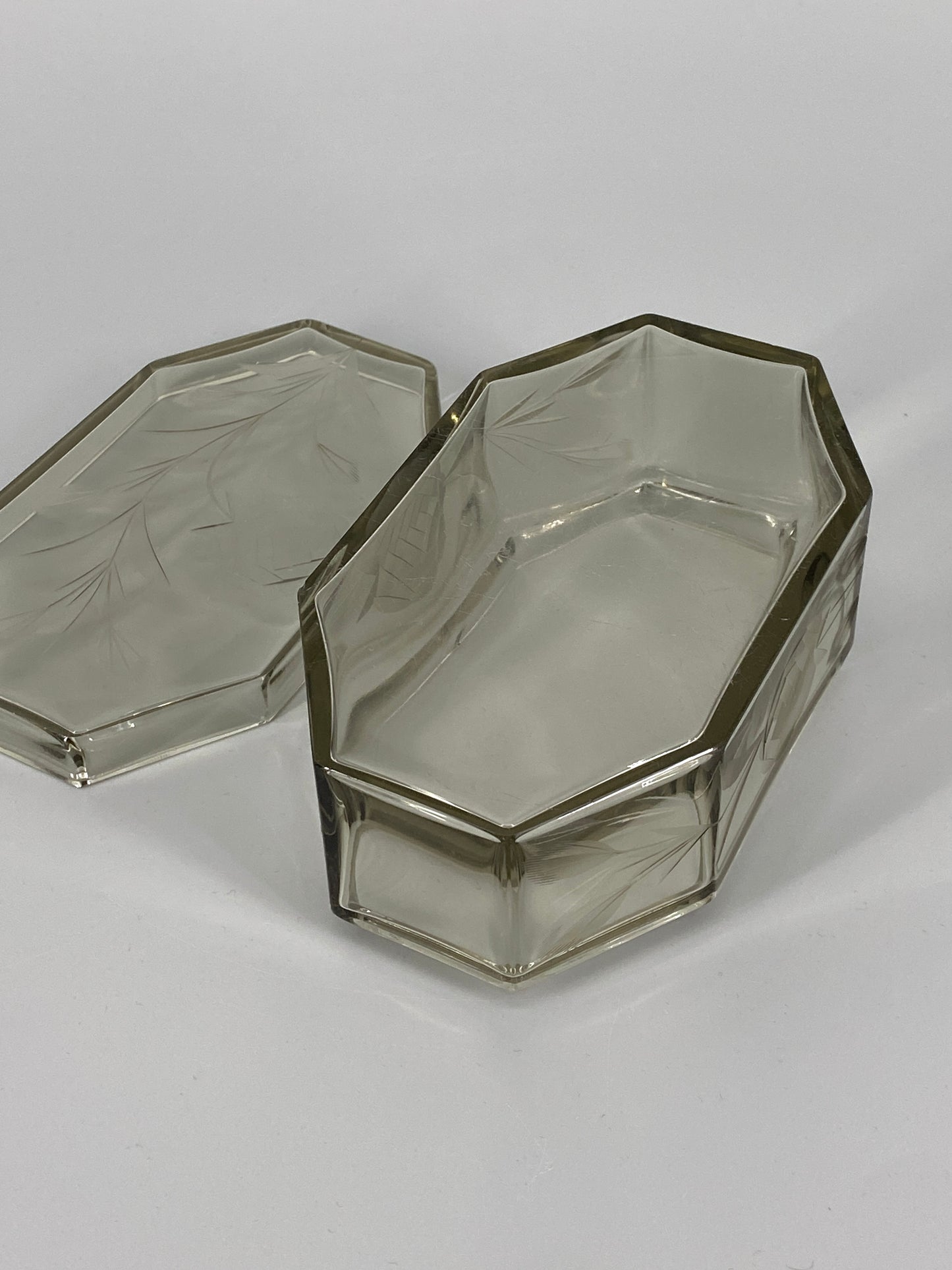 antike, geschliffene Art Deco Schatulle aus Rauchglas mit Rosen
