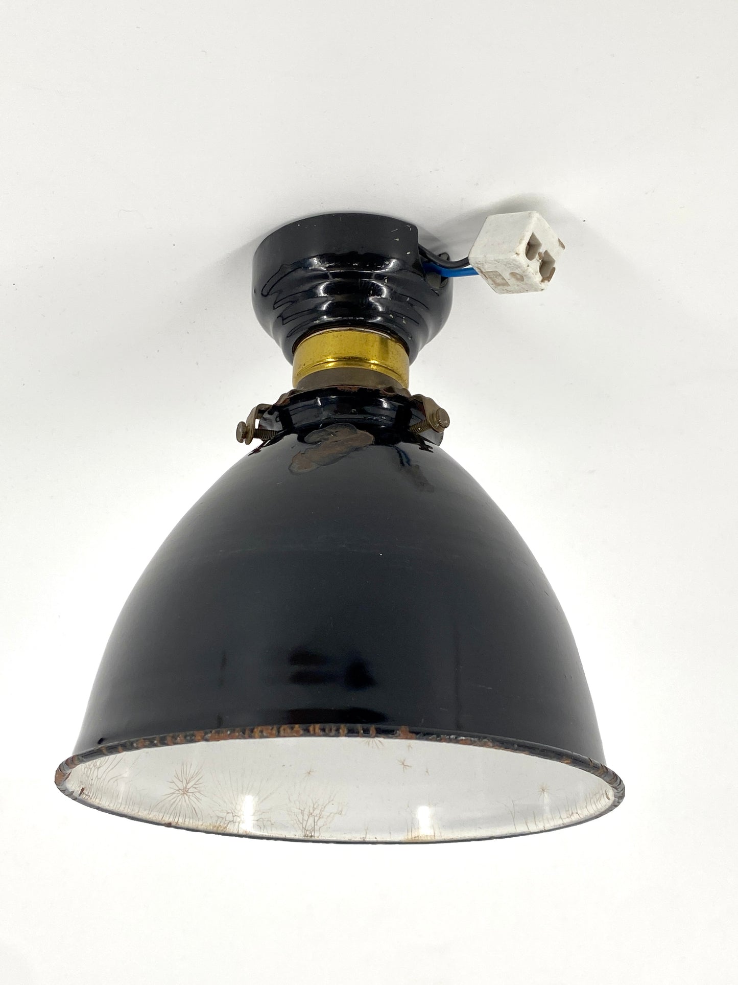 Bauhaus Decken- oder Wandlampe aus Emaille mit Keramiksockel