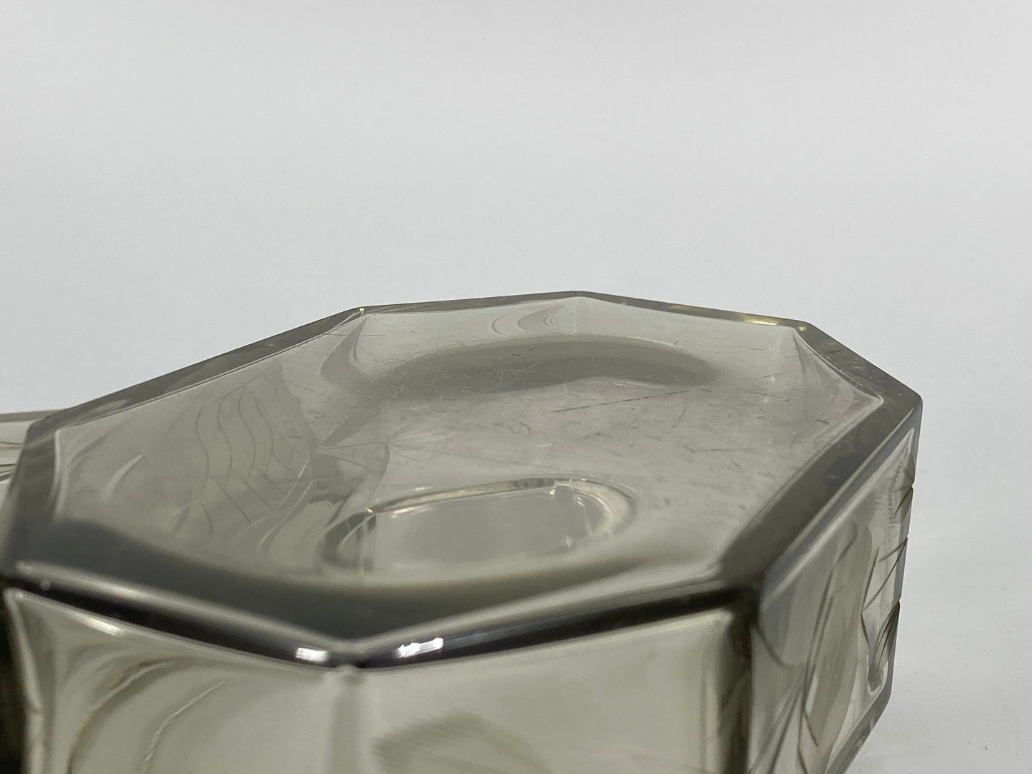 antike, geschliffene Art Deco Schatulle aus Rauchglas mit Rosen
