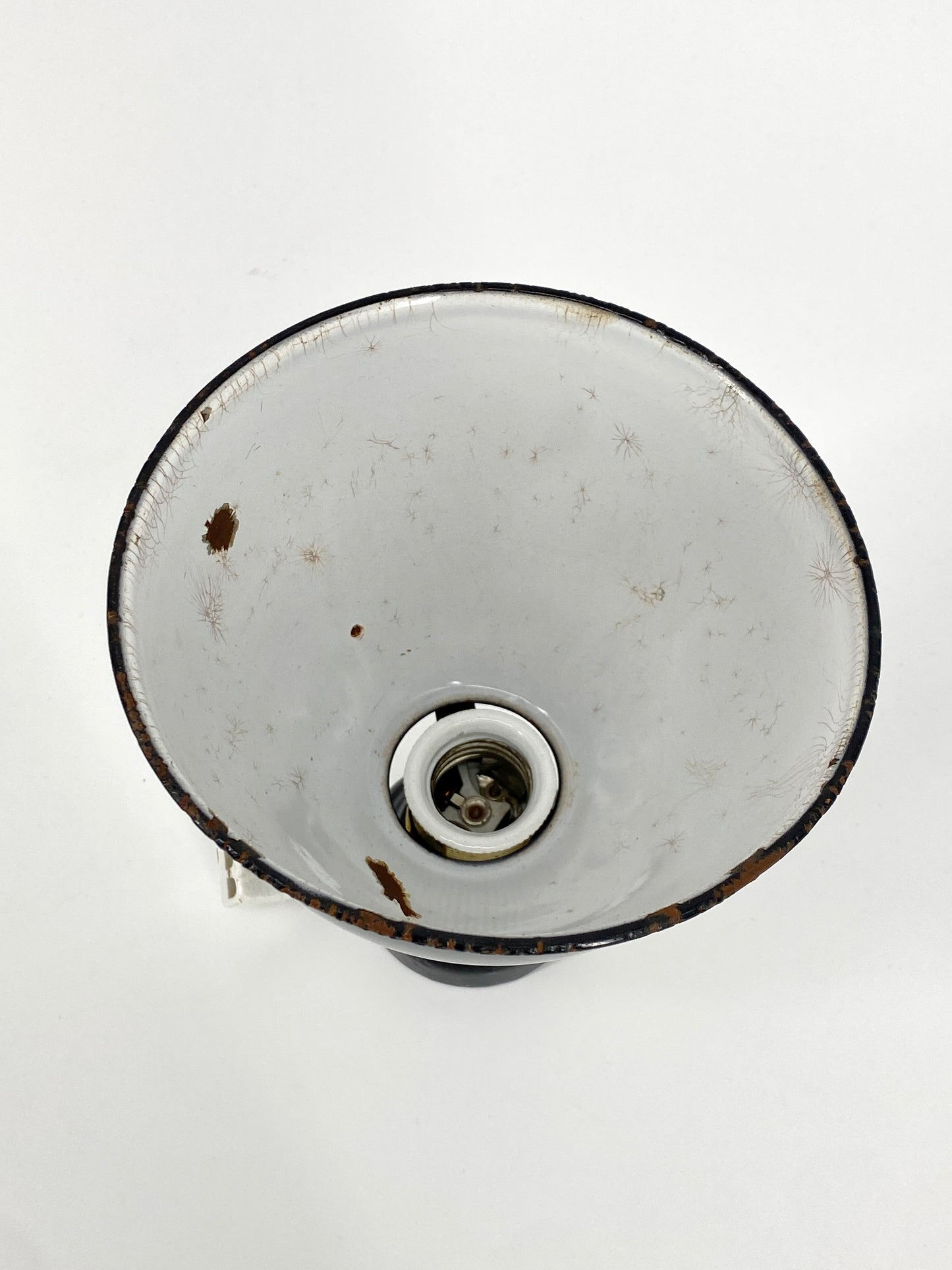 Bauhaus Decken- oder Wandlampe aus Emaille mit Keramiksockel