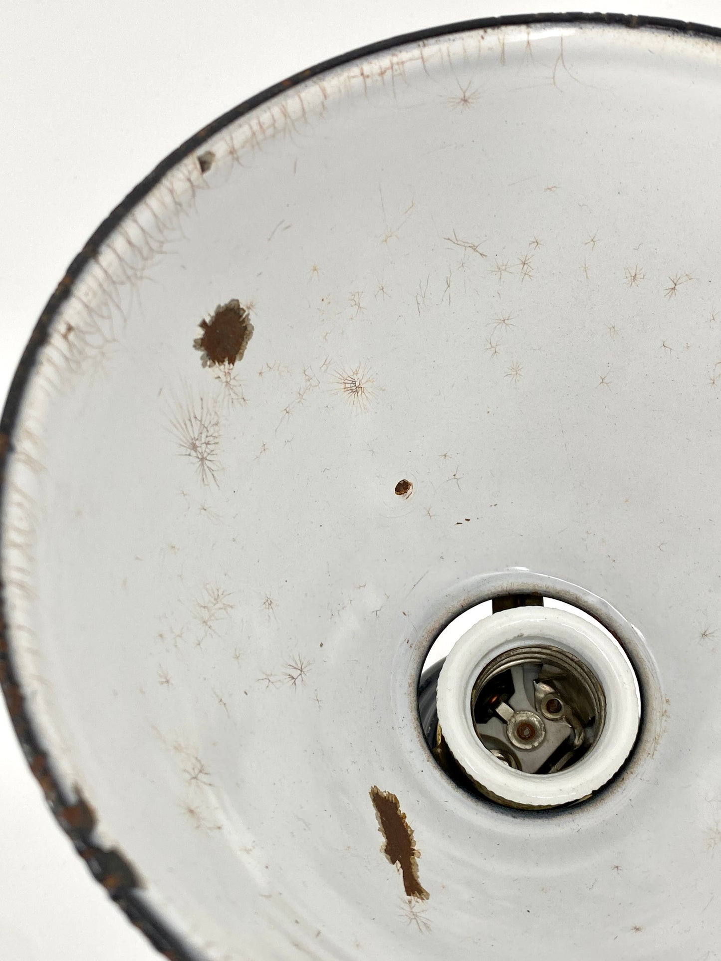 Bauhaus Decken- oder Wandlampe aus Emaille mit Keramiksockel