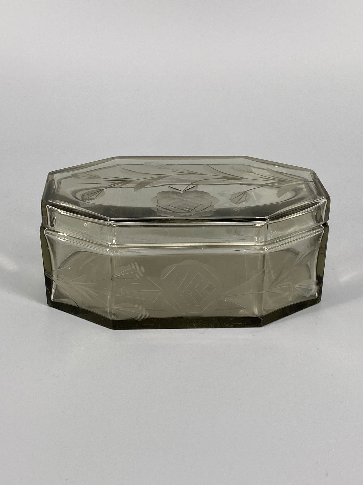 antike, geschliffene Art Deco Schatulle aus Rauchglas mit Rosen