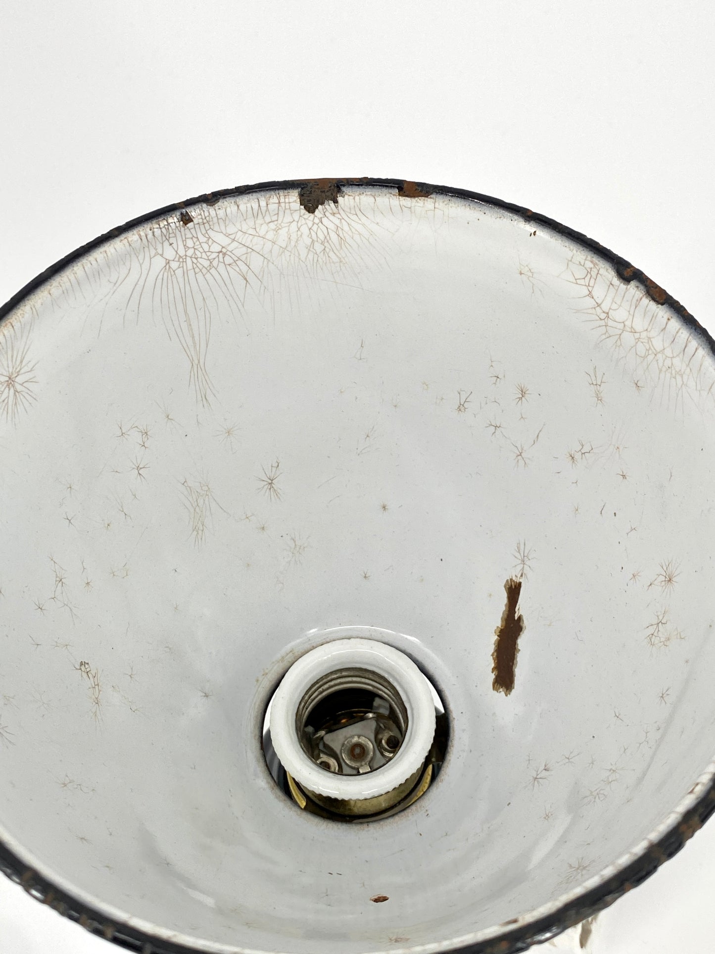 Bauhaus Decken- oder Wandlampe aus Emaille mit Keramiksockel