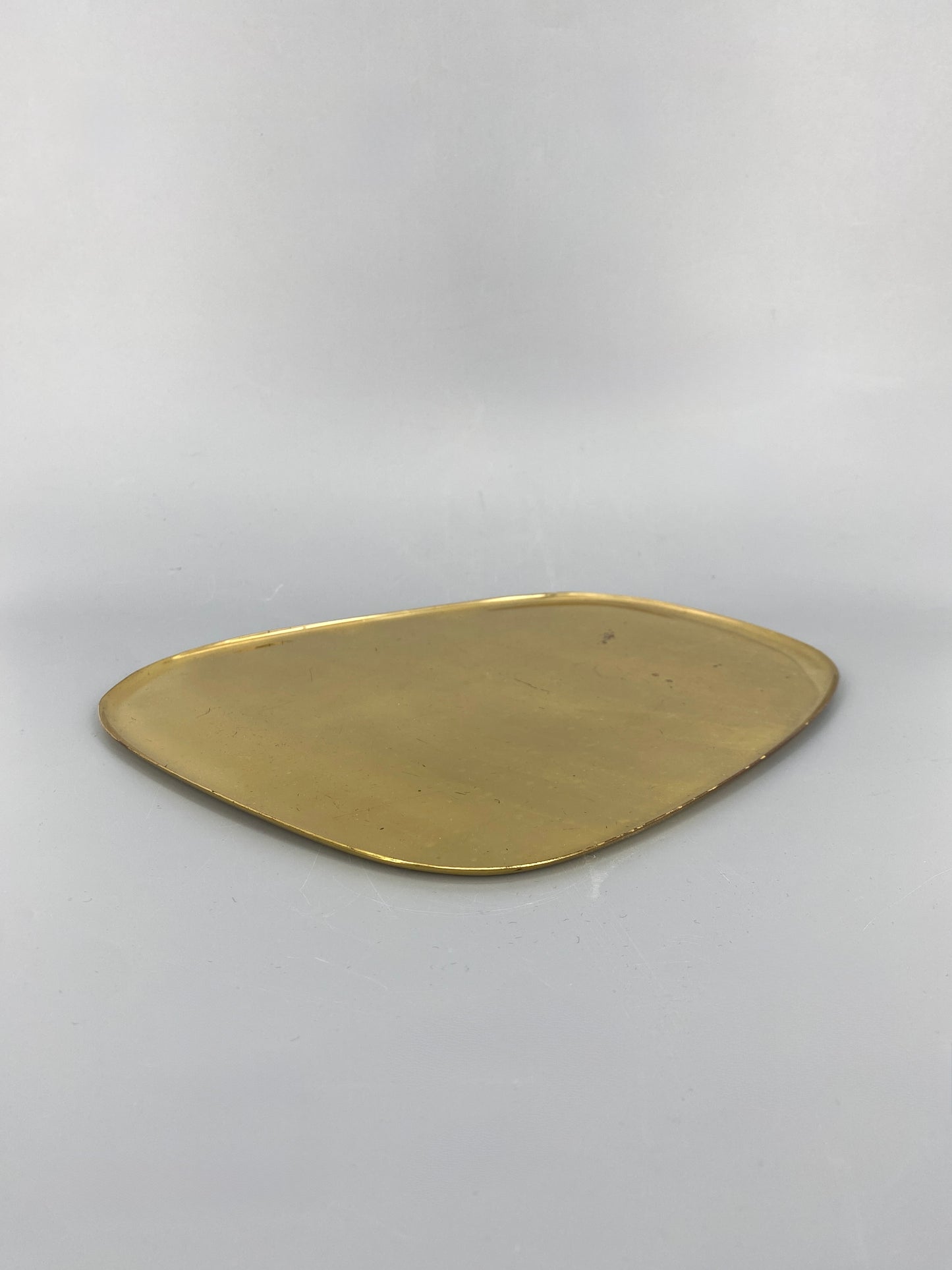 Dekoratives Tablett aus Messing