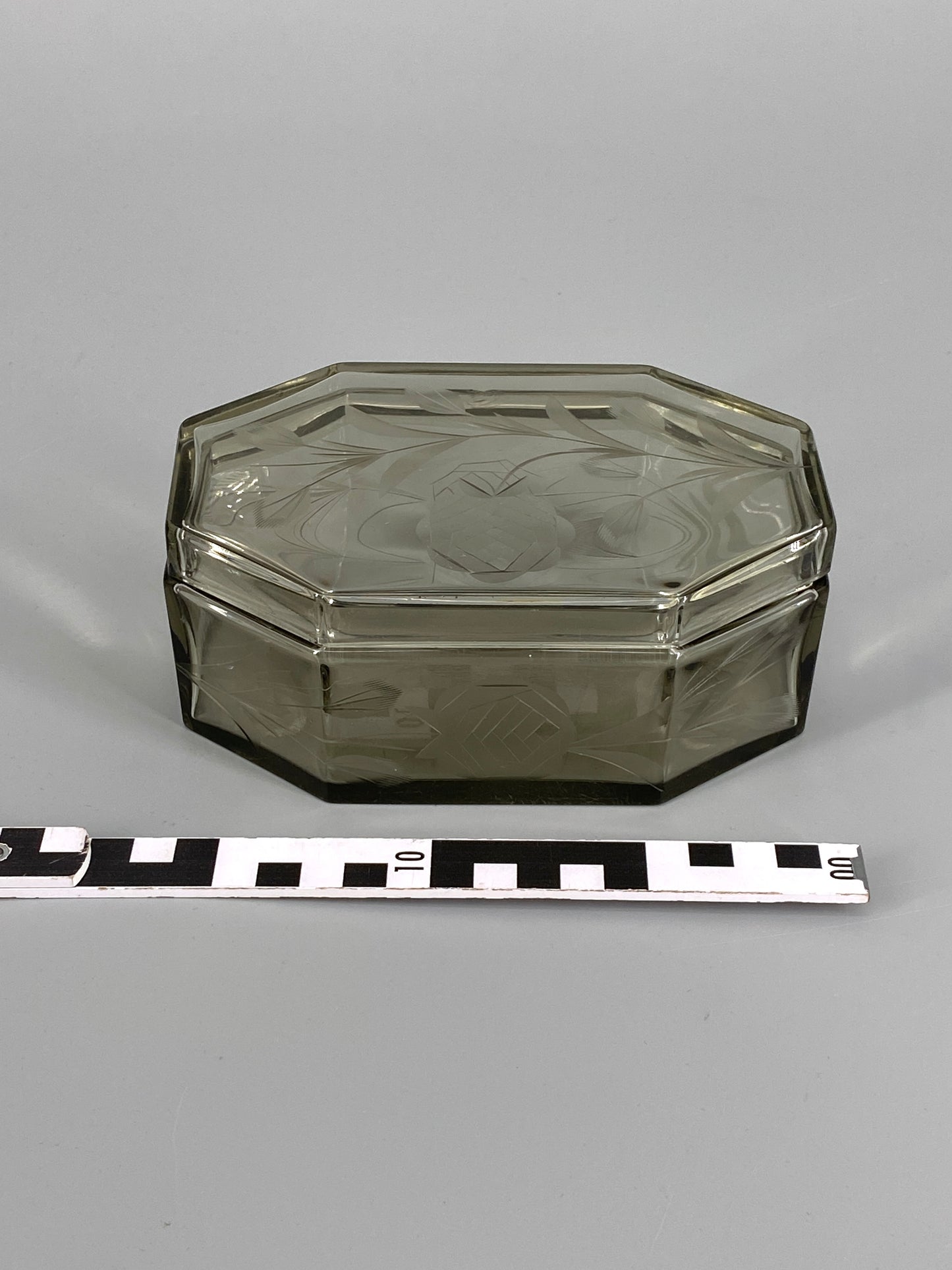 antike, geschliffene Art Deco Schatulle aus Rauchglas mit Rosen