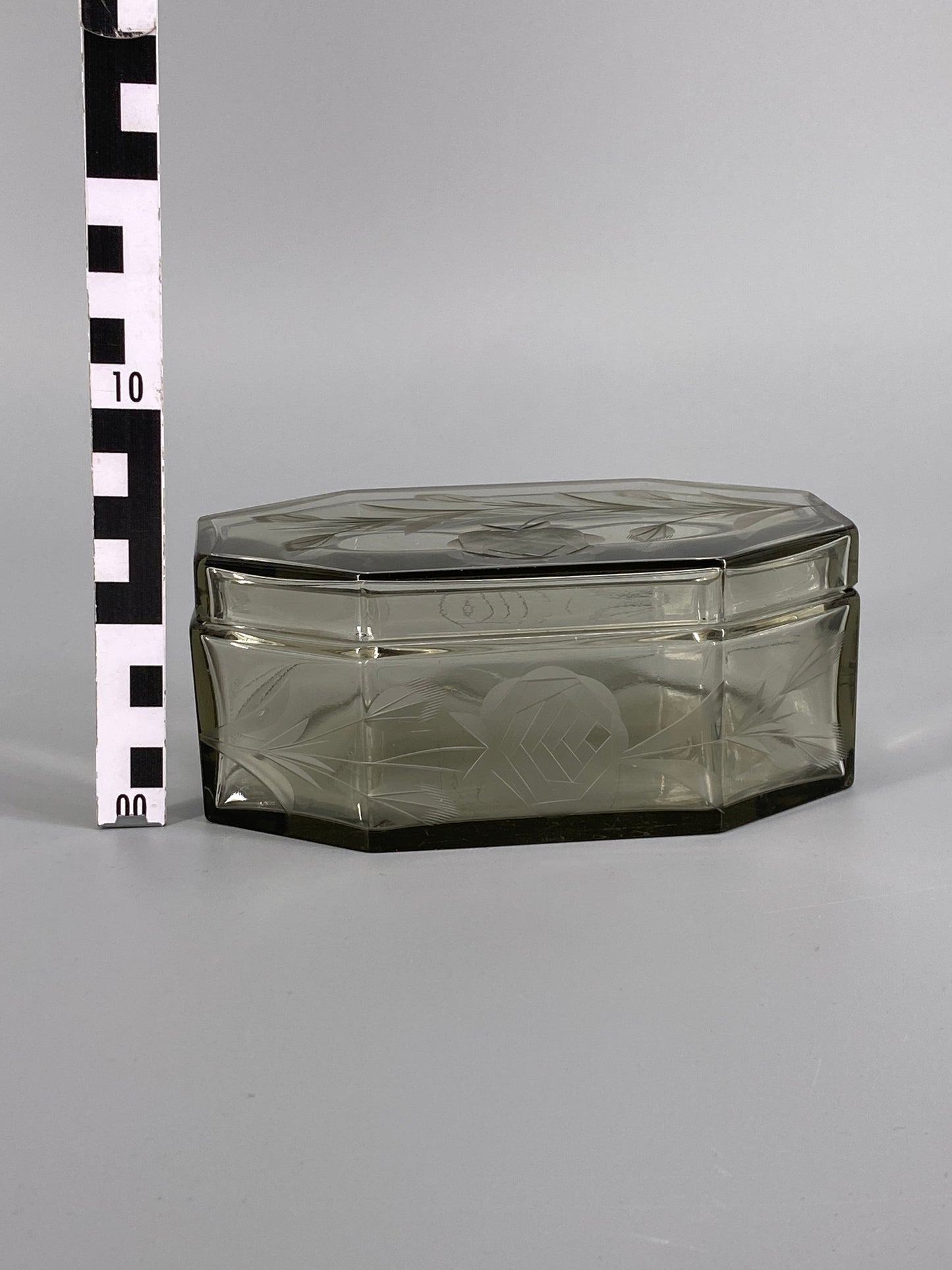antike, geschliffene Art Deco Schatulle aus Rauchglas mit Rosen