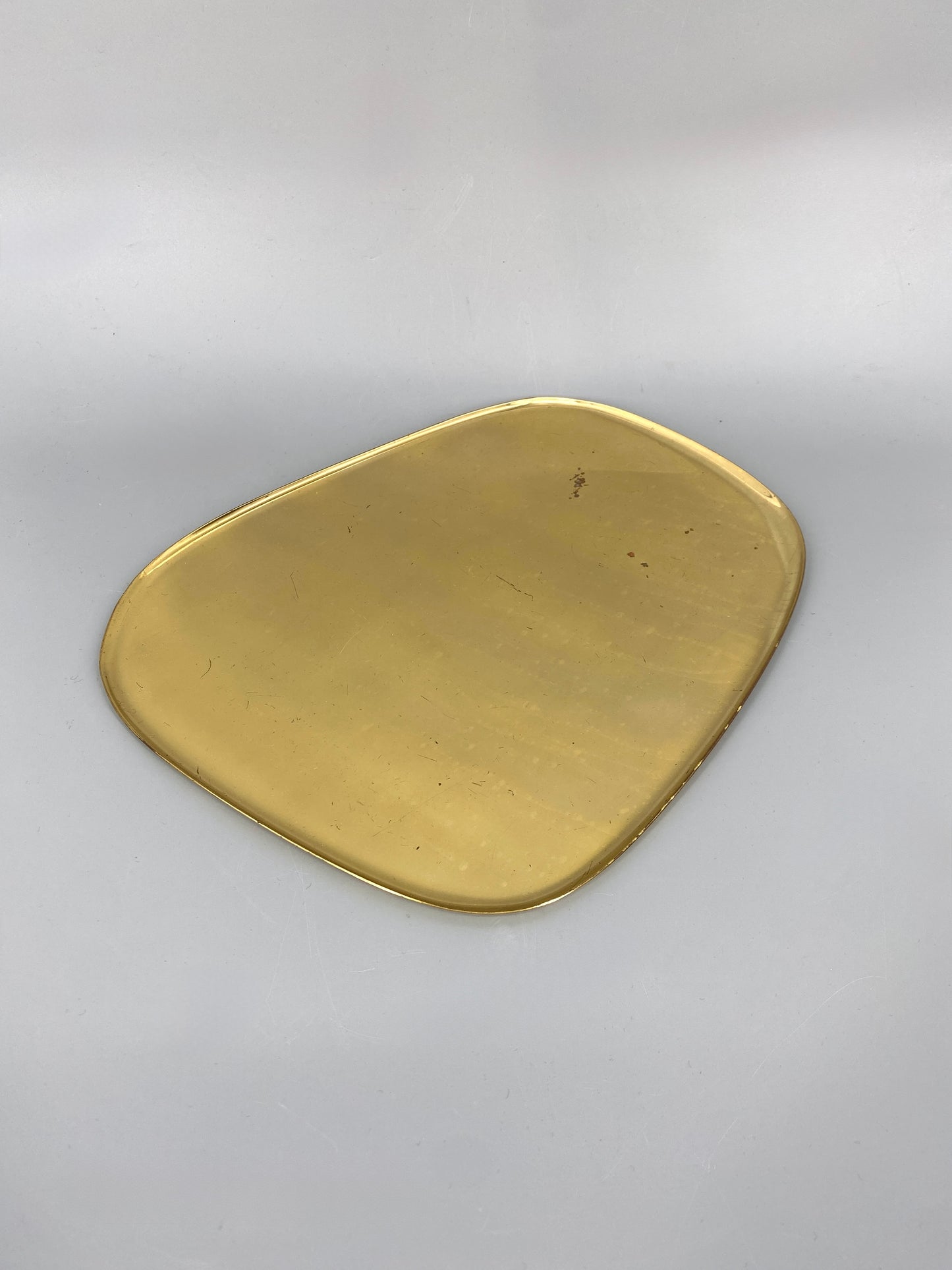 Dekoratives Tablett aus Messing