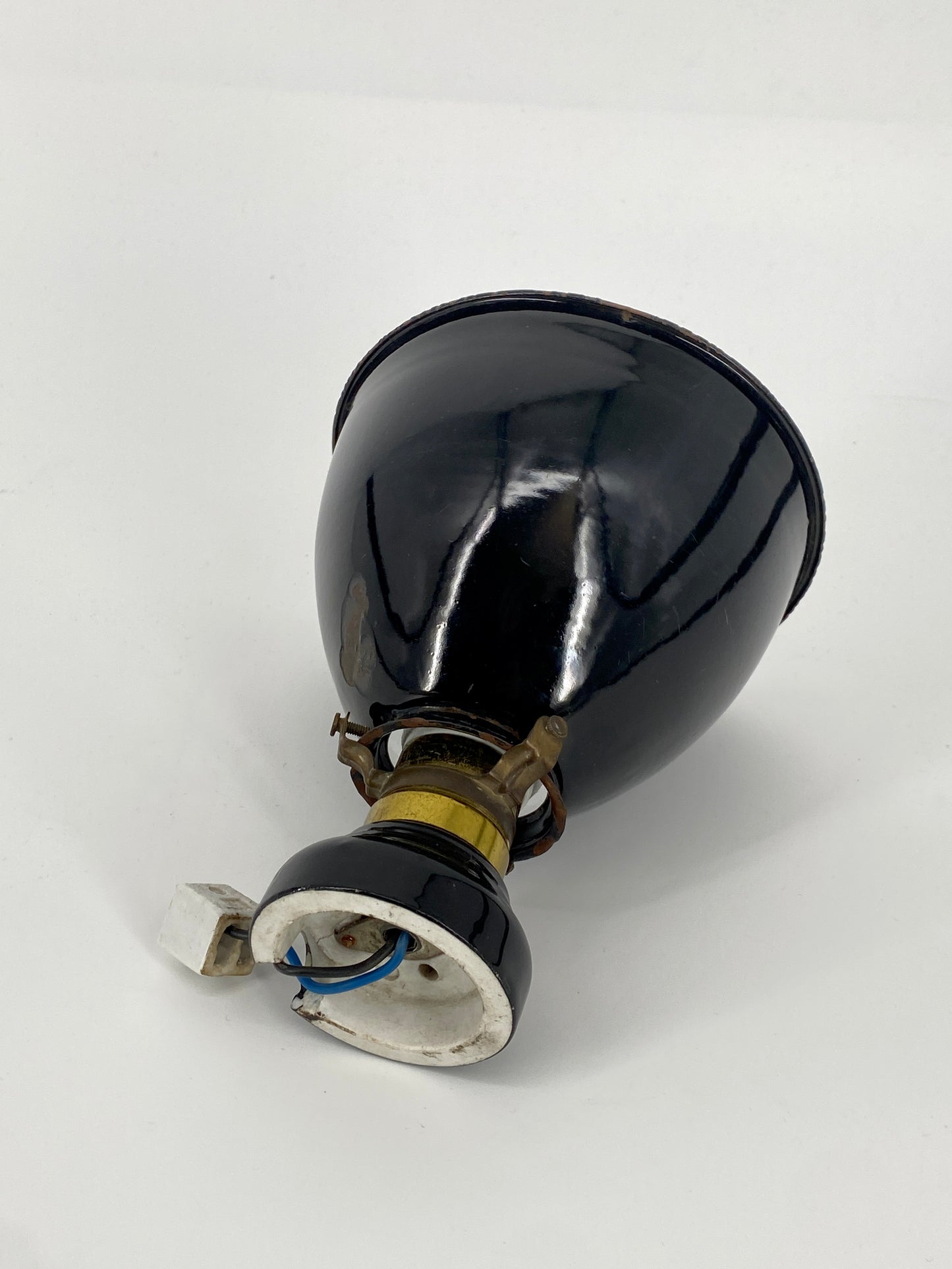 Bauhaus Decken- oder Wandlampe aus Emaille mit Keramiksockel