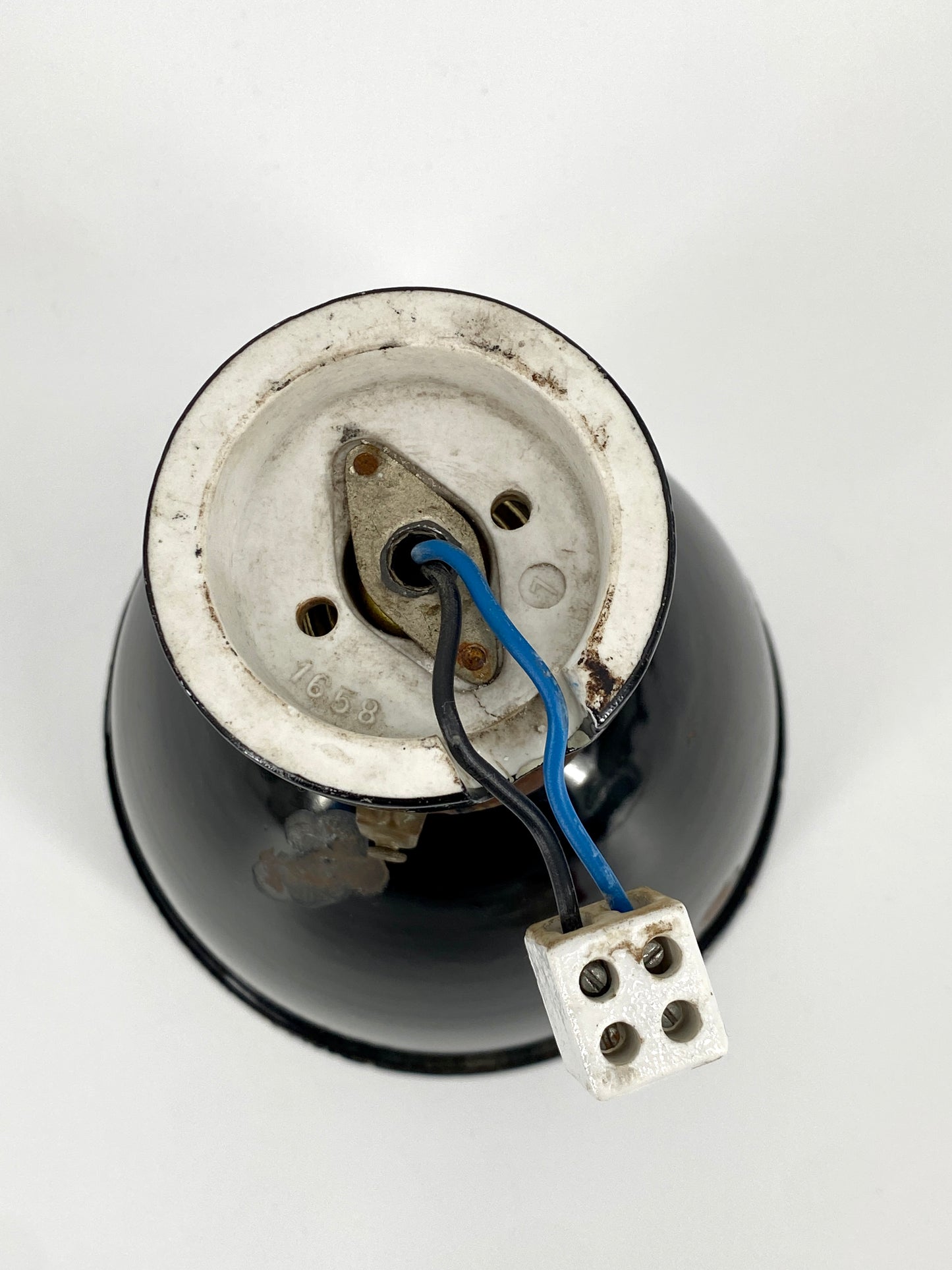 Bauhaus Decken- oder Wandlampe aus Emaille mit Keramiksockel