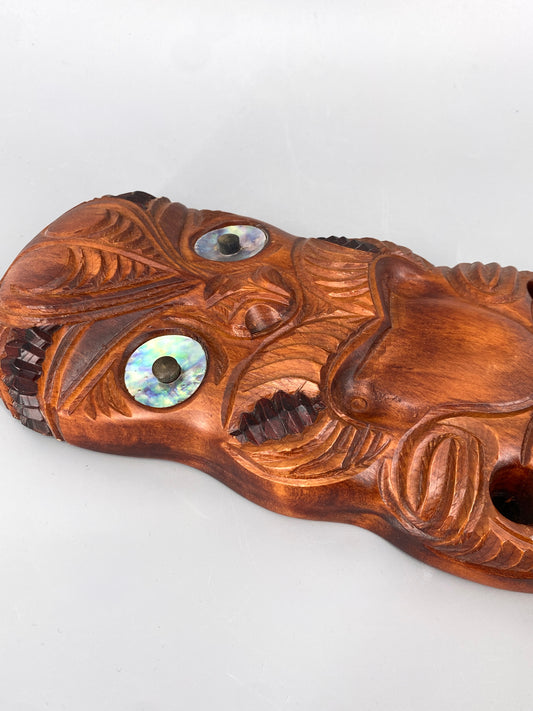 Teko Teko Schnitz-Figur aus Matai Holz, Neuseeland