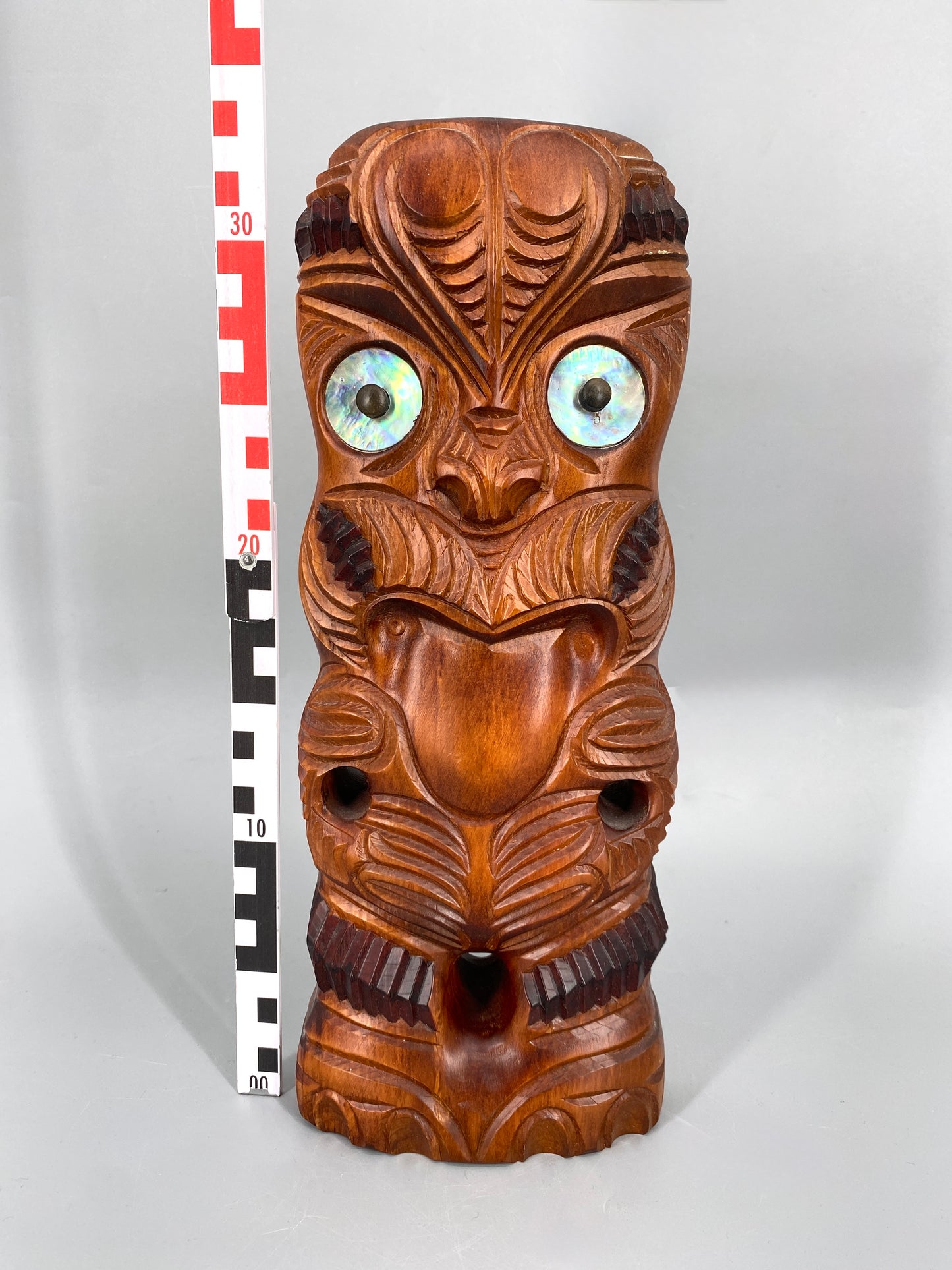 Teko Teko Schnitz-Figur aus Matai Holz, Neuseeland