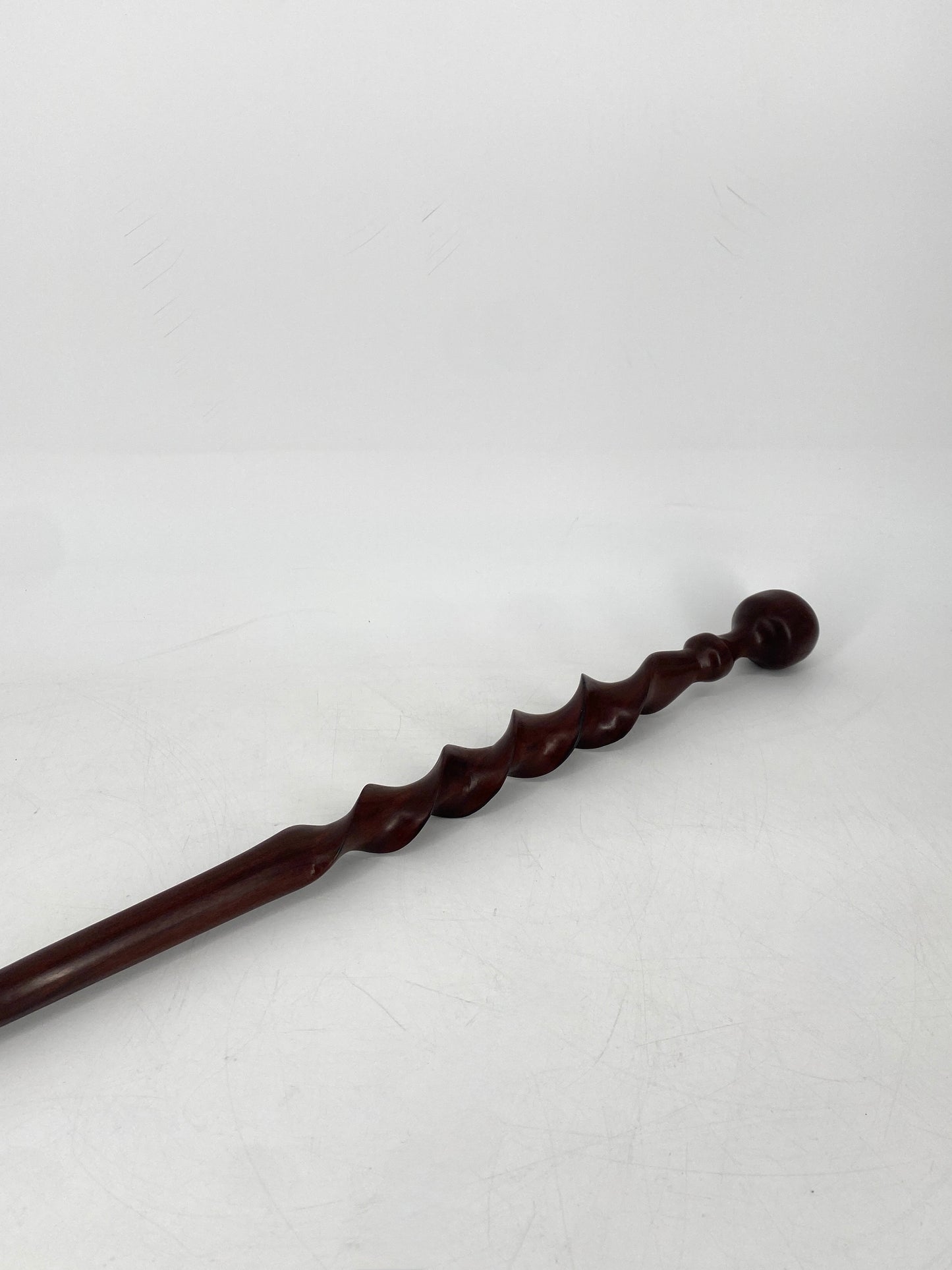 Gehstock aus Edelholz, mit gedrechselten Details