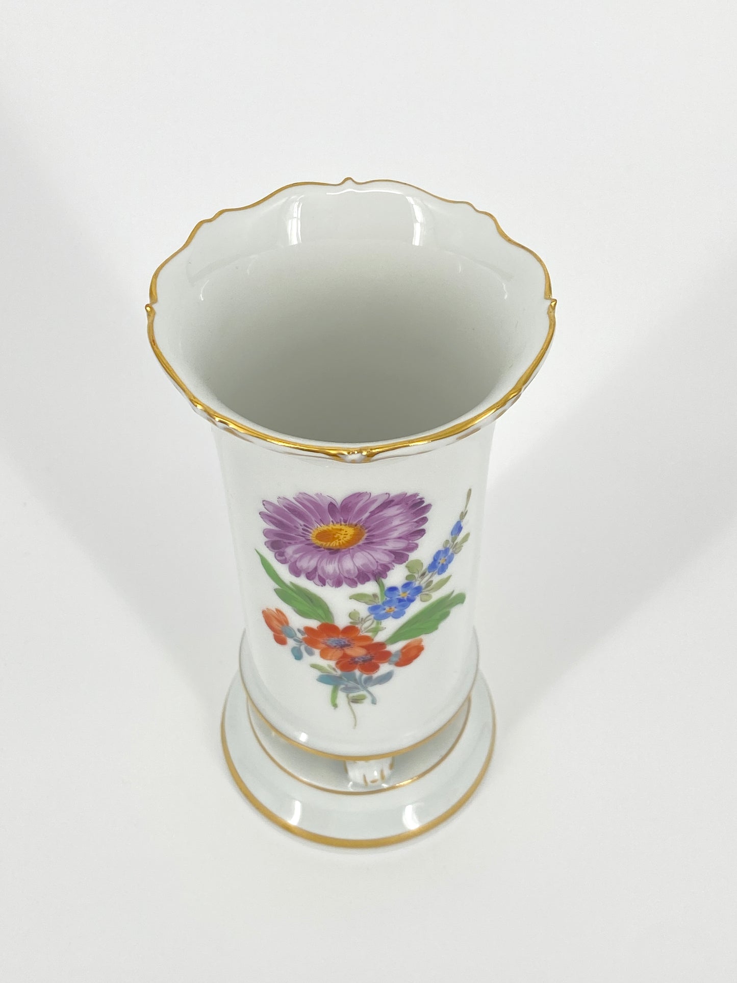 Porzellan Füßchenvase mit Blumen von Meissen