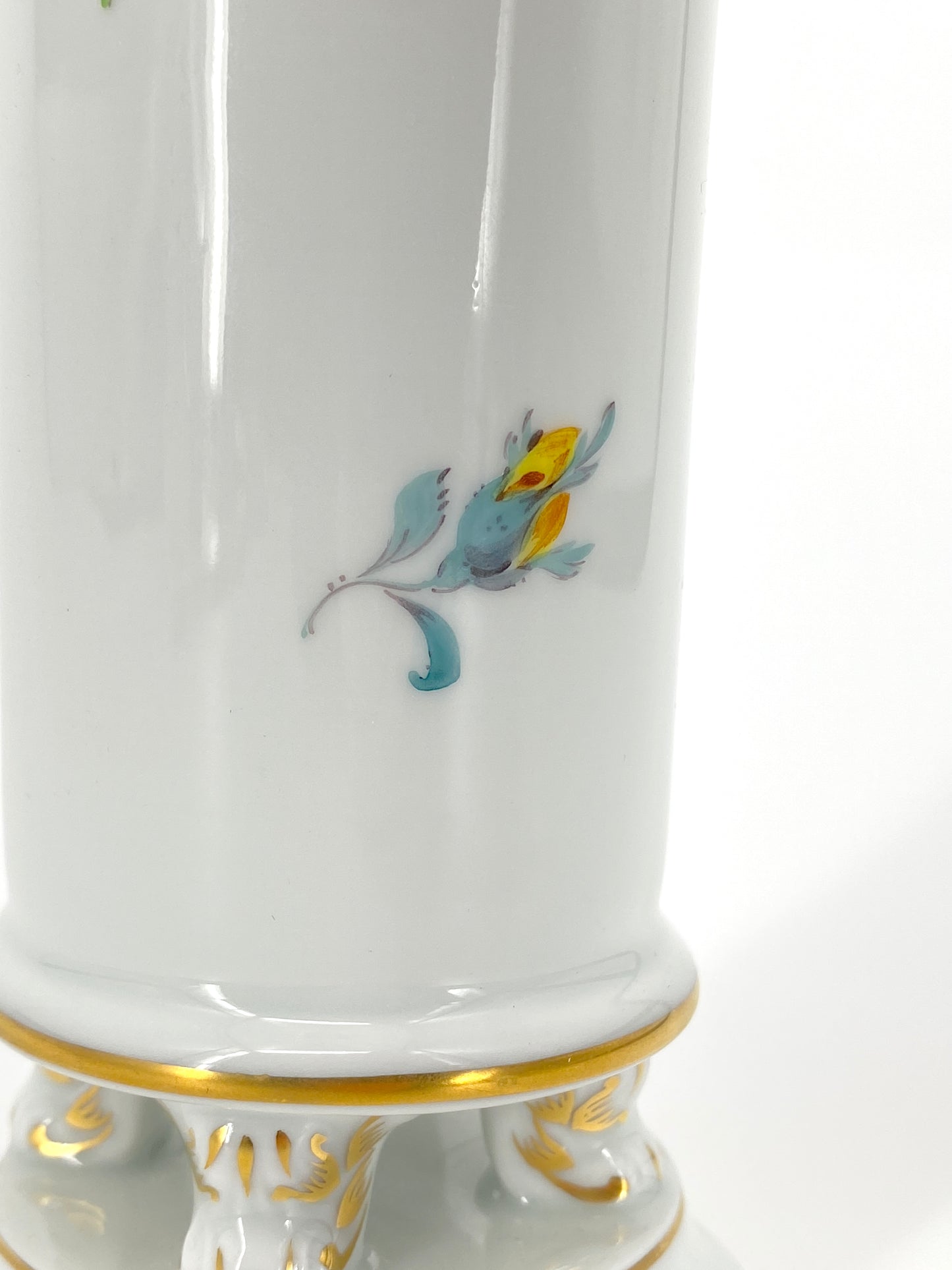Porzellan Füßchenvase mit Blumen von Meissen