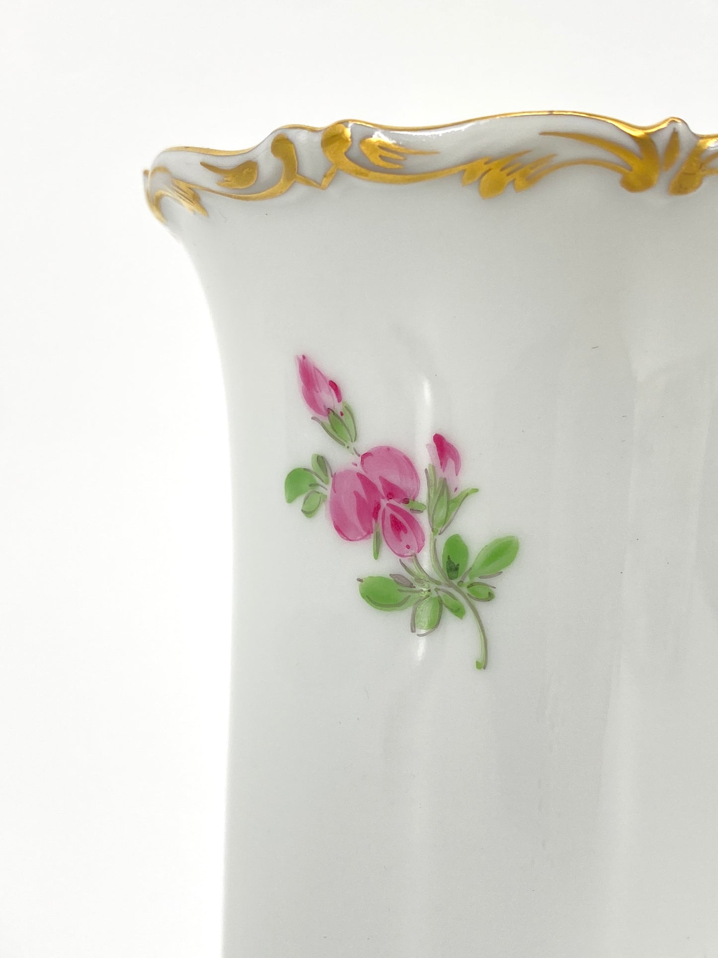 Porzellan Füßchenvase mit Blumen von Meissen