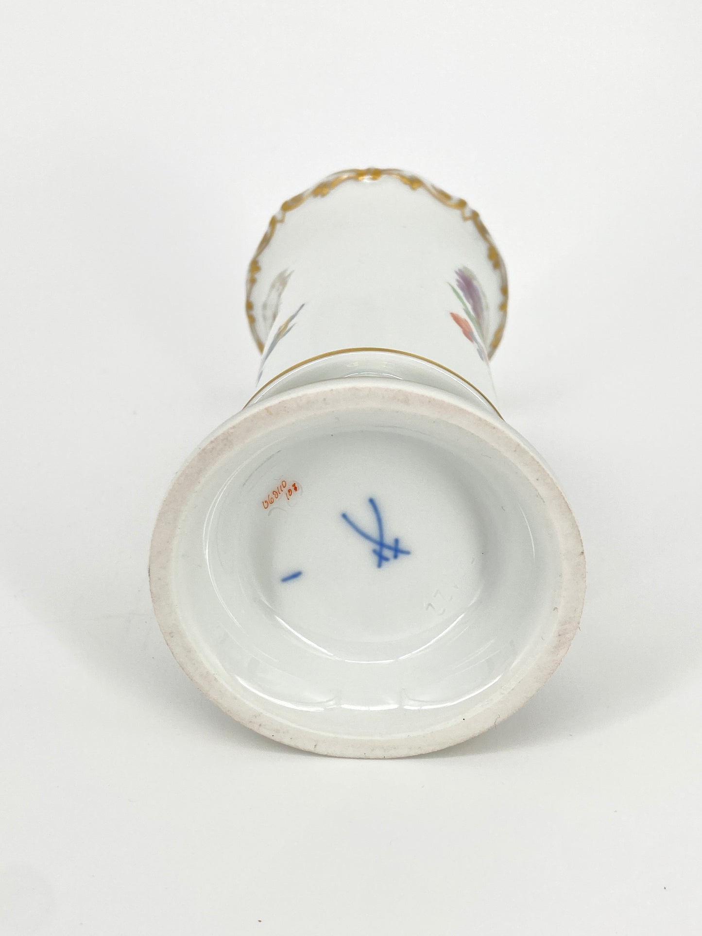 Porzellan Füßchenvase mit Blumen von Meissen