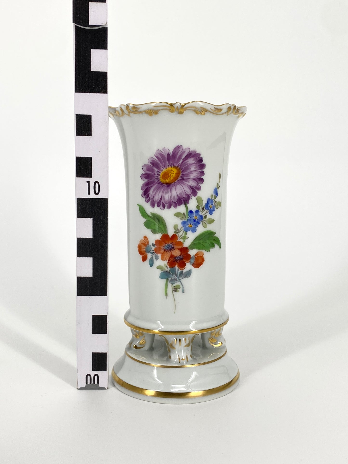 Porzellan Füßchenvase mit Blumen von Meissen