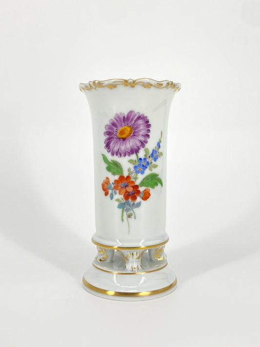 Porzellan Füßchenvase mit Blumen von Meissen