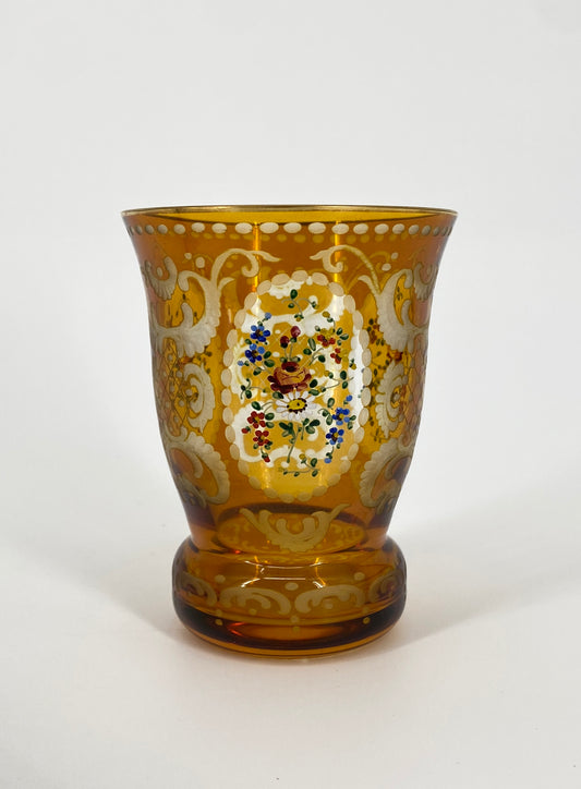 Glas Sockelbecher mit geschliffener Ornamentik und handgemalten Blumen
