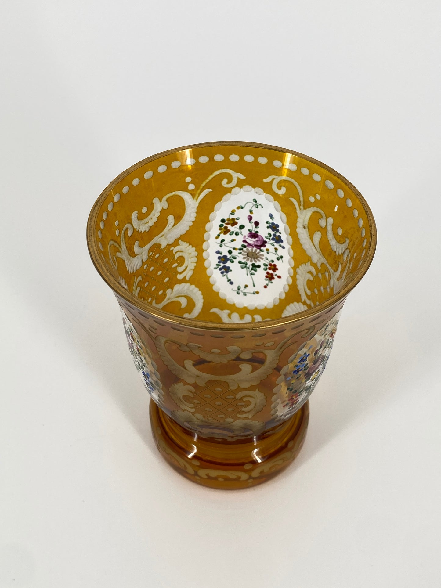 Glas Sockelbecher mit geschliffener Ornamentik und handgemalten Blumen