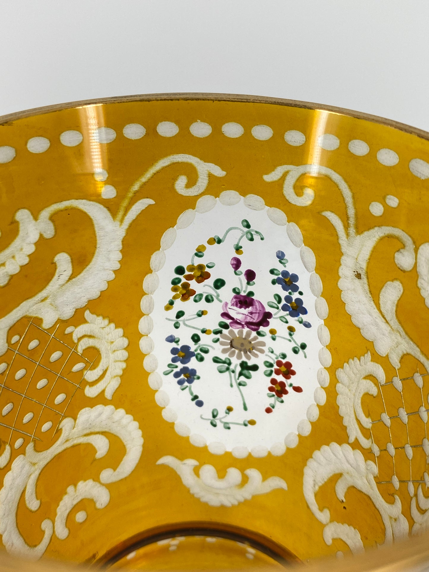 Glas Sockelbecher mit geschliffener Ornamentik und handgemalten Blumen