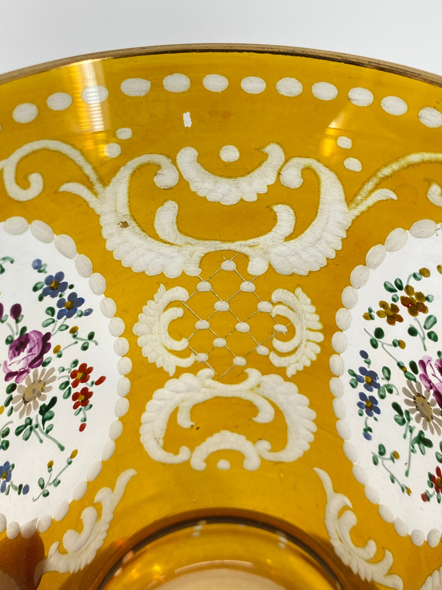 Glas Sockelbecher mit geschliffener Ornamentik und handgemalten Blumen