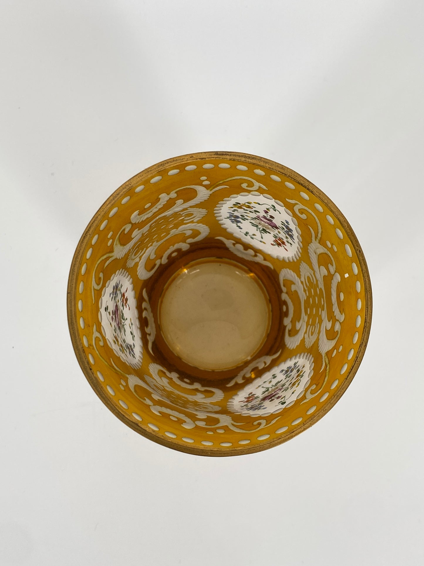 Glas Sockelbecher mit geschliffener Ornamentik und handgemalten Blumen