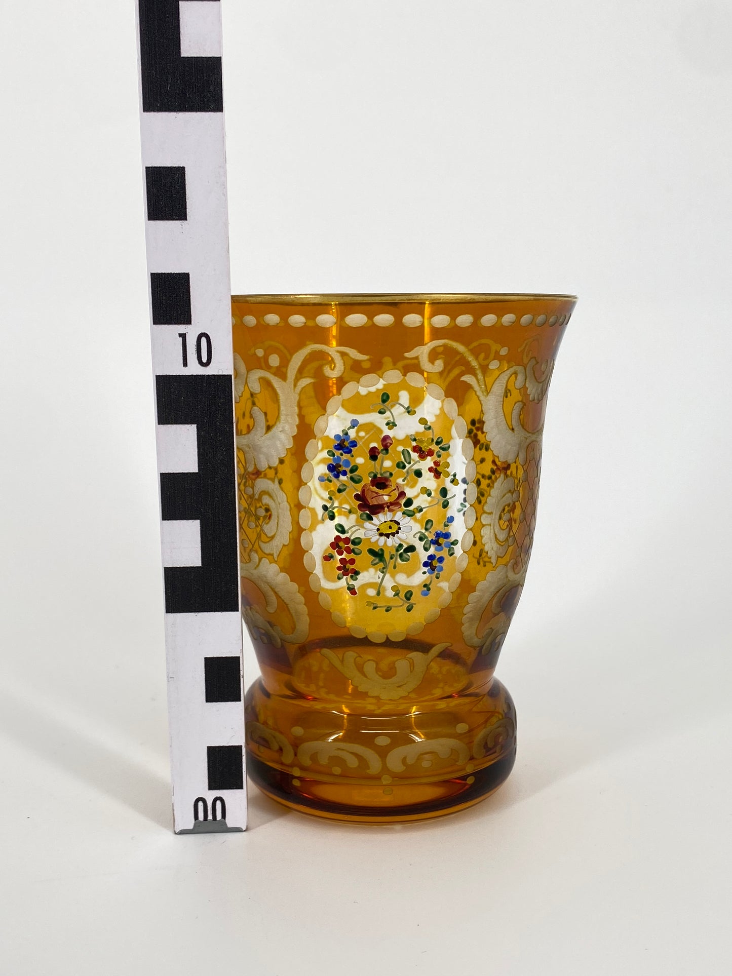 Glas Sockelbecher mit geschliffener Ornamentik und handgemalten Blumen