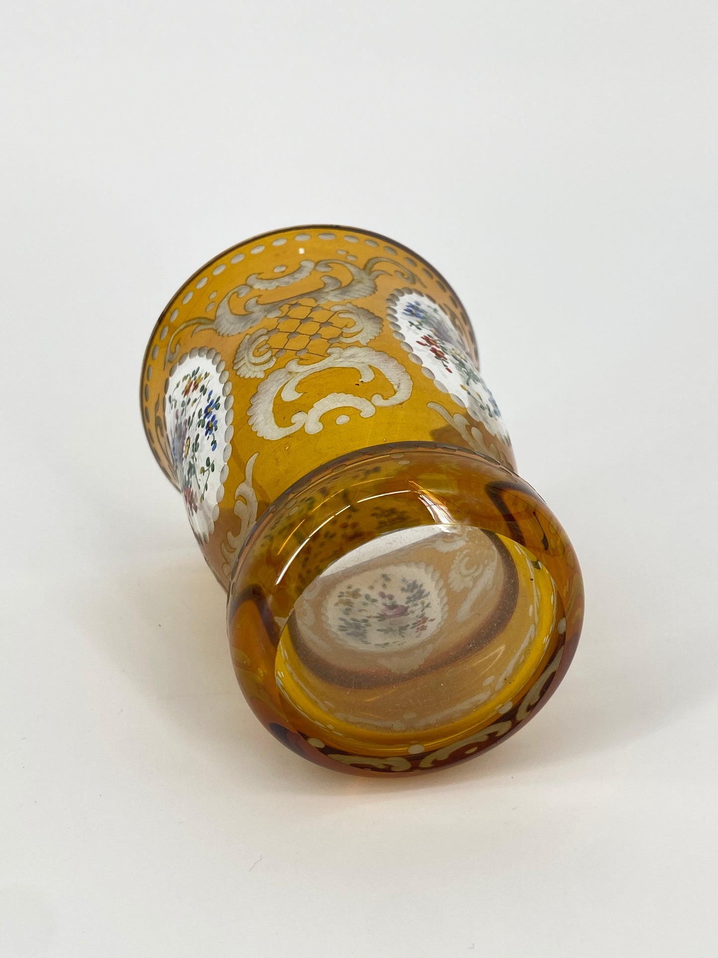 Glas Sockelbecher mit geschliffener Ornamentik und handgemalten Blumen