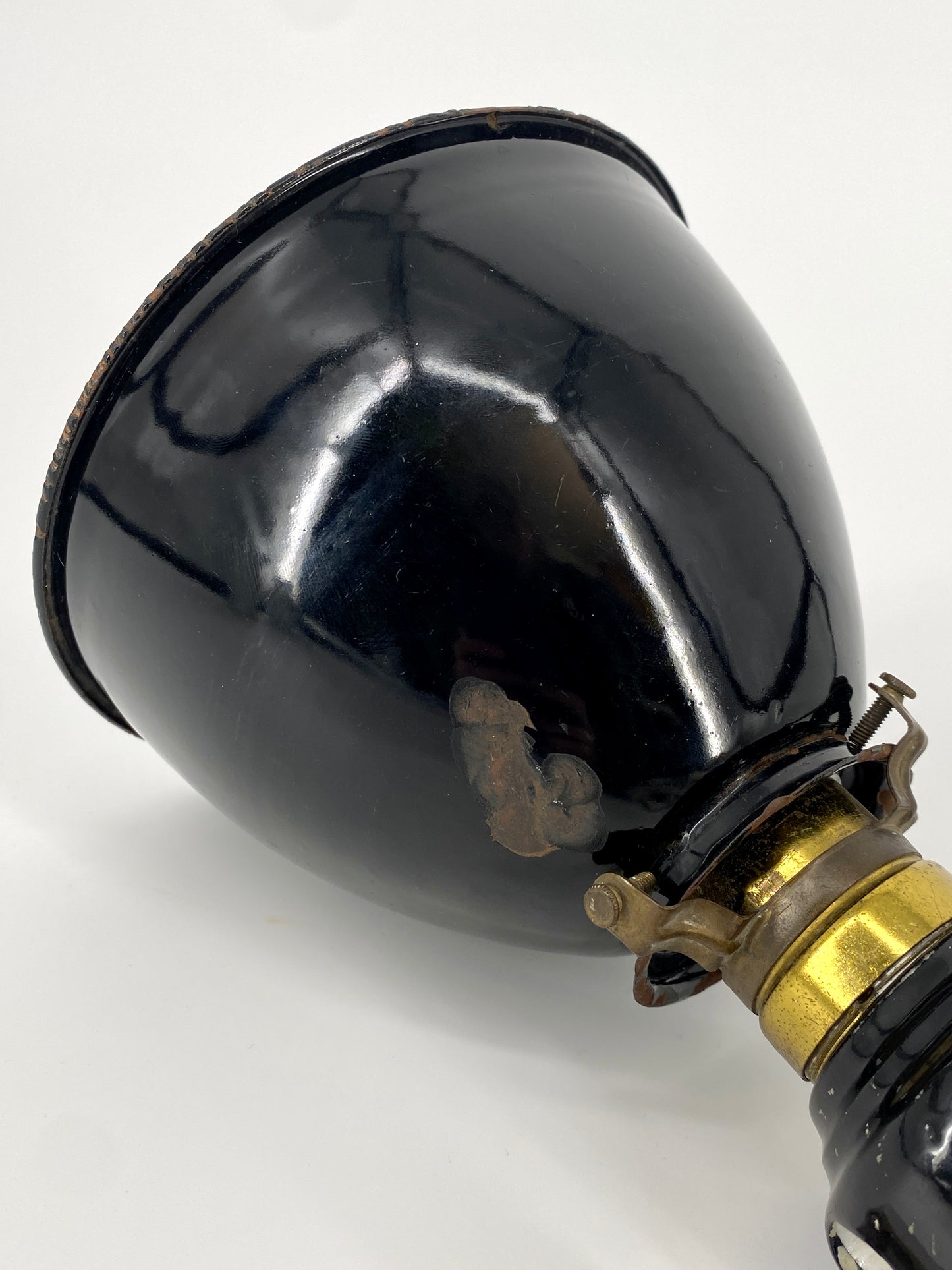 Bauhaus Decken- oder Wandlampe aus Emaille mit Keramiksockel