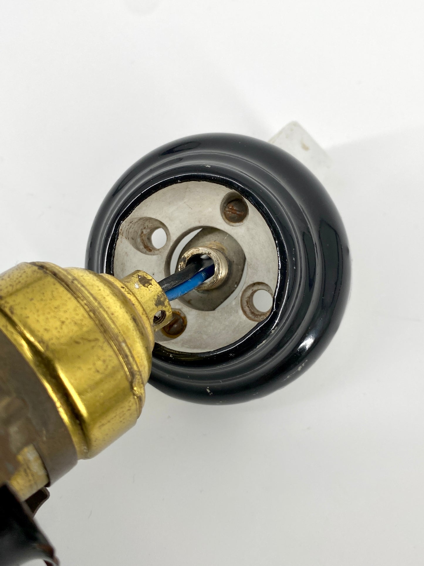 Bauhaus Decken- oder Wandlampe aus Emaille mit Keramiksockel