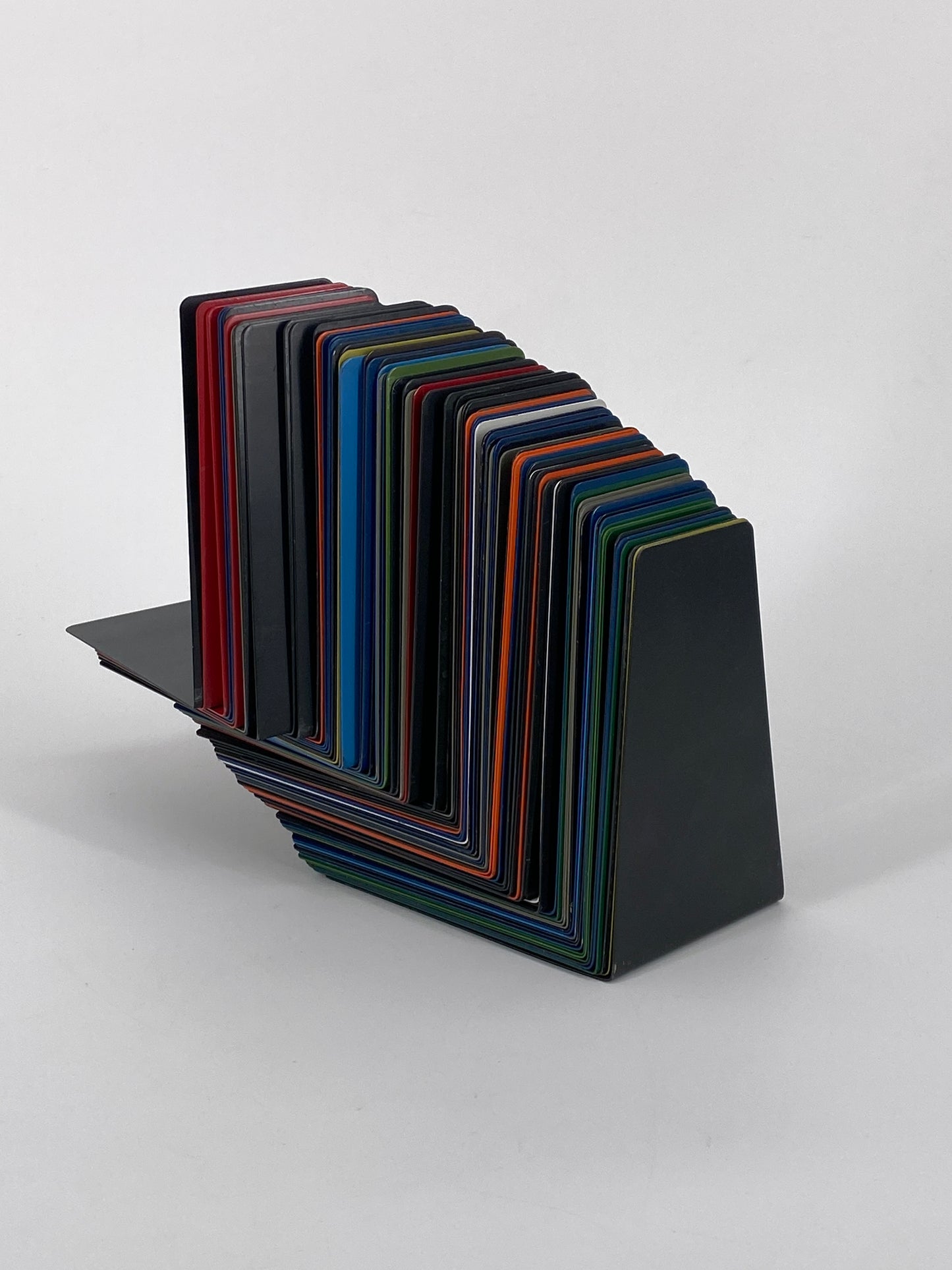 108 bunte Mid Century Buchstützen aus Metall von Leitz, Soennecken o.ä.