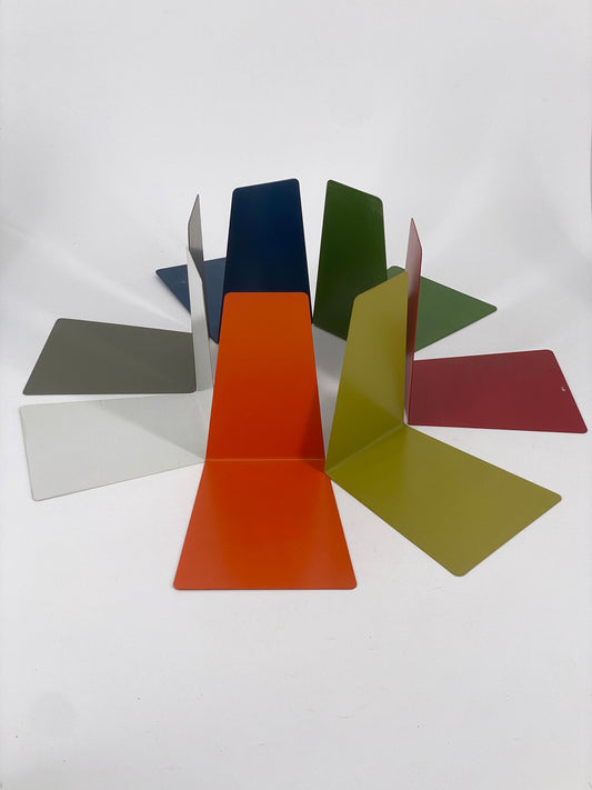 108 bunte Mid Century Buchstützen aus Metall von Leitz, Soennecken o.ä.