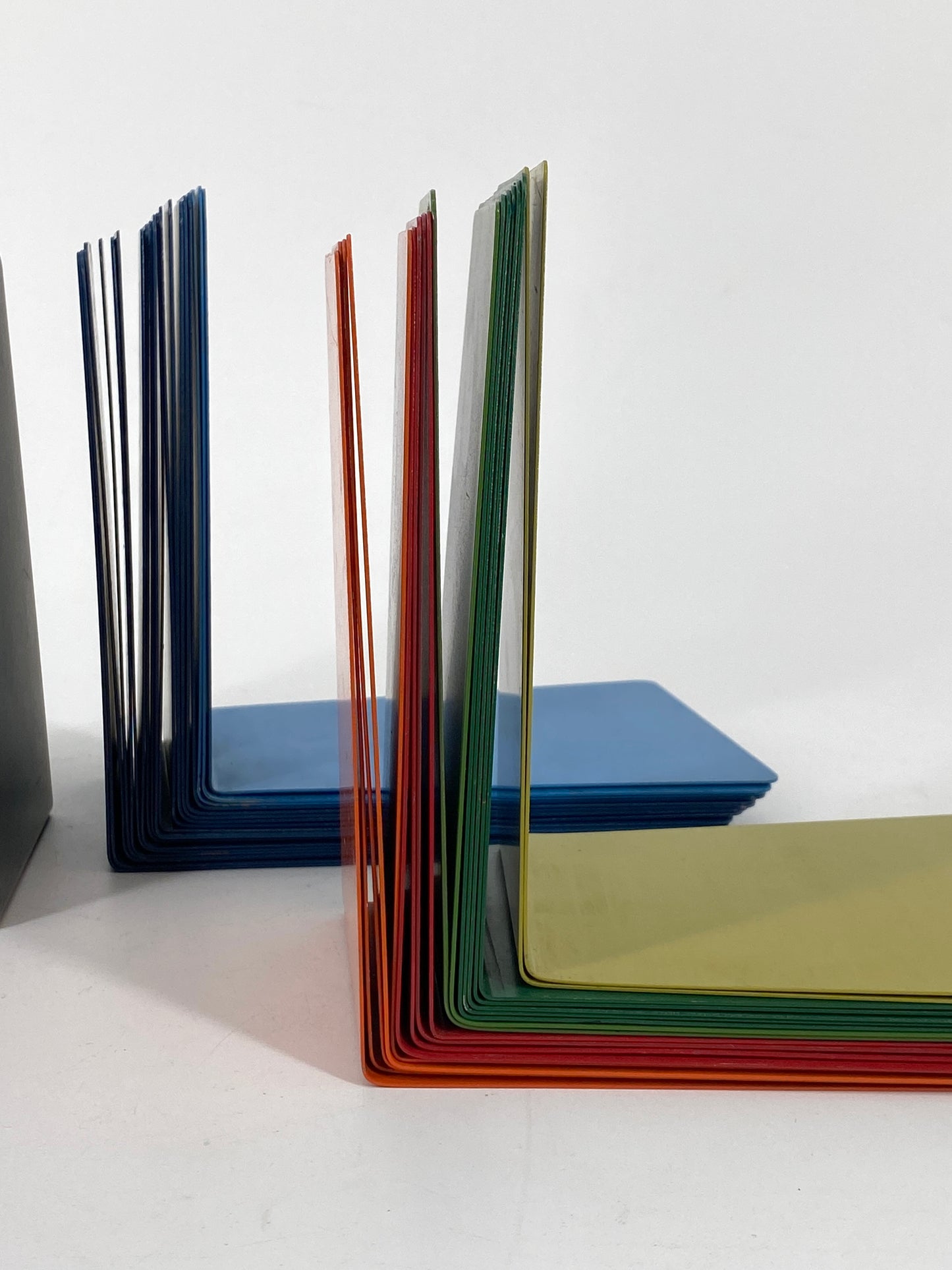 108 bunte Mid Century Buchstützen aus Metall von Leitz, Soennecken o.ä.
