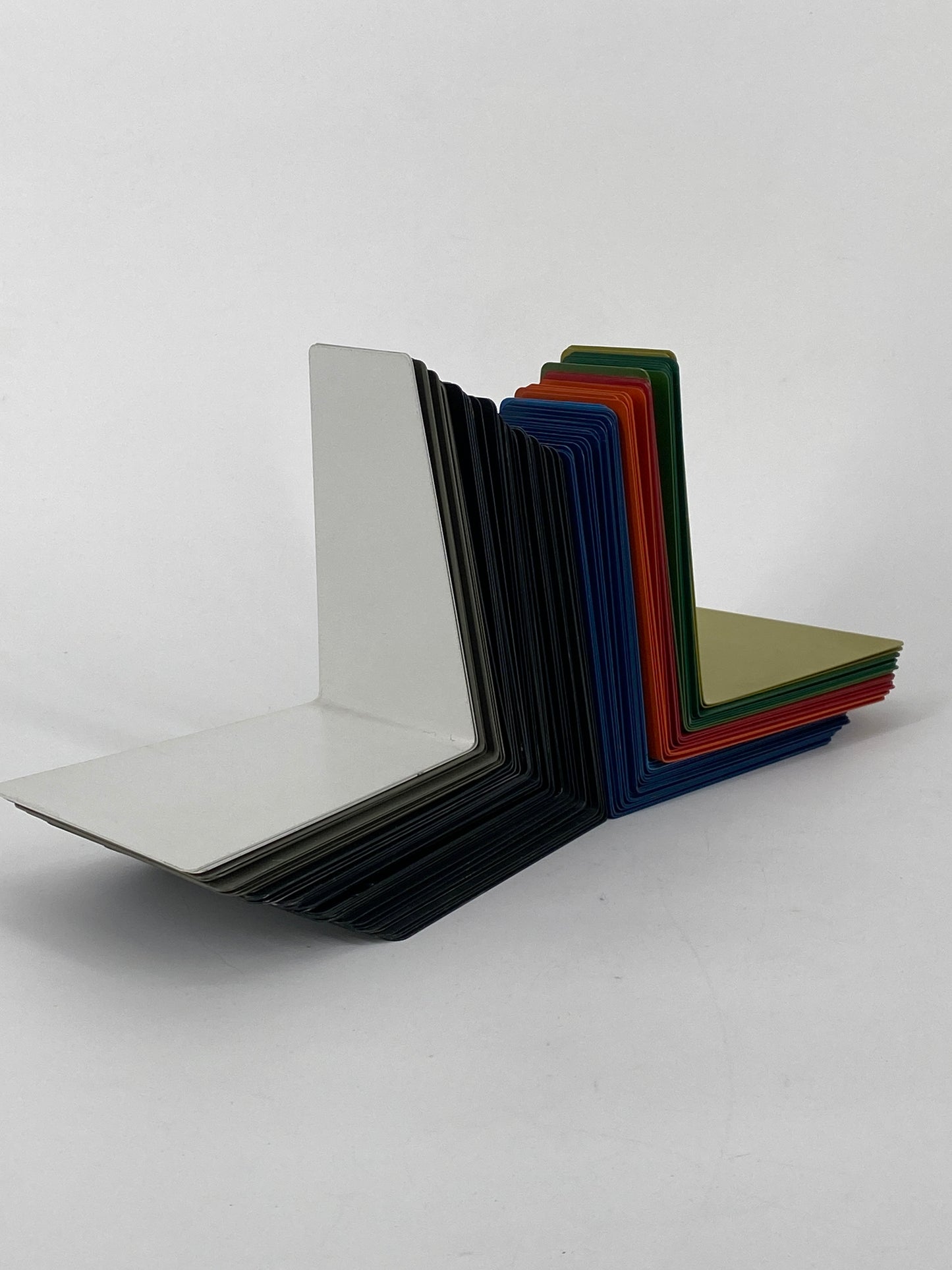108 bunte Mid Century Buchstützen aus Metall von Leitz, Soennecken o.ä.