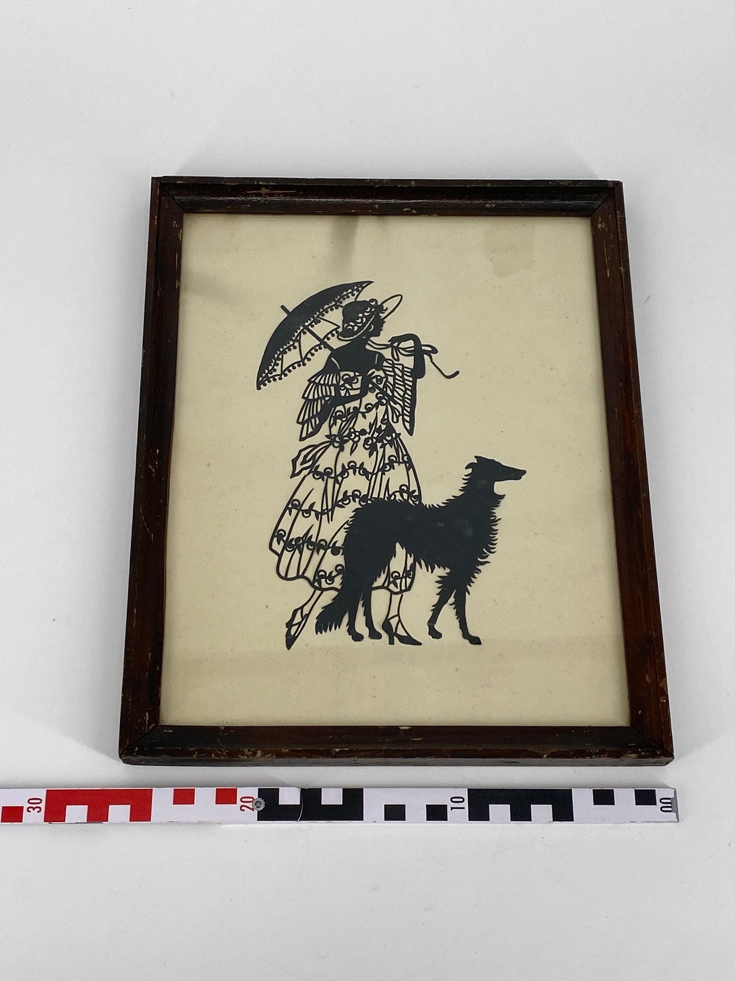 Scherenschnitt von einer Frau mit Hund, 20. Jh.