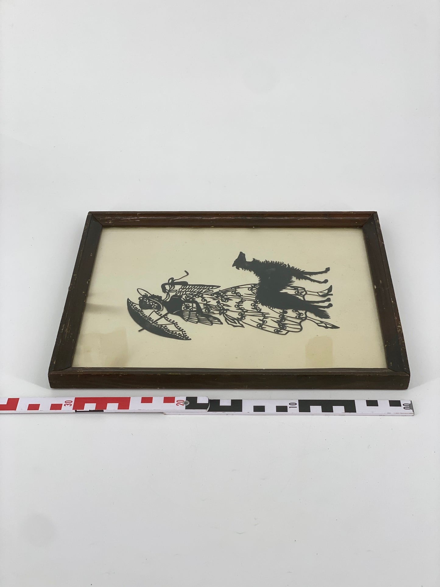 Scherenschnitt von einer Frau mit Hund, 20. Jh.