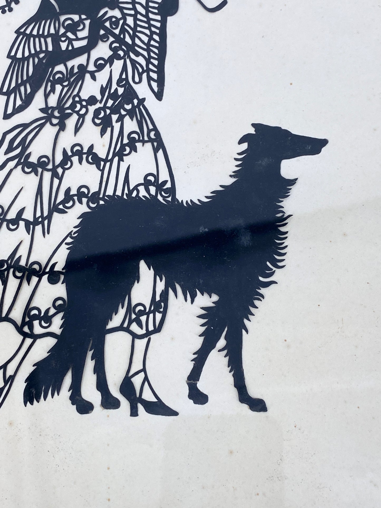 Scherenschnitt von einer Frau mit Hund, 20. Jh.